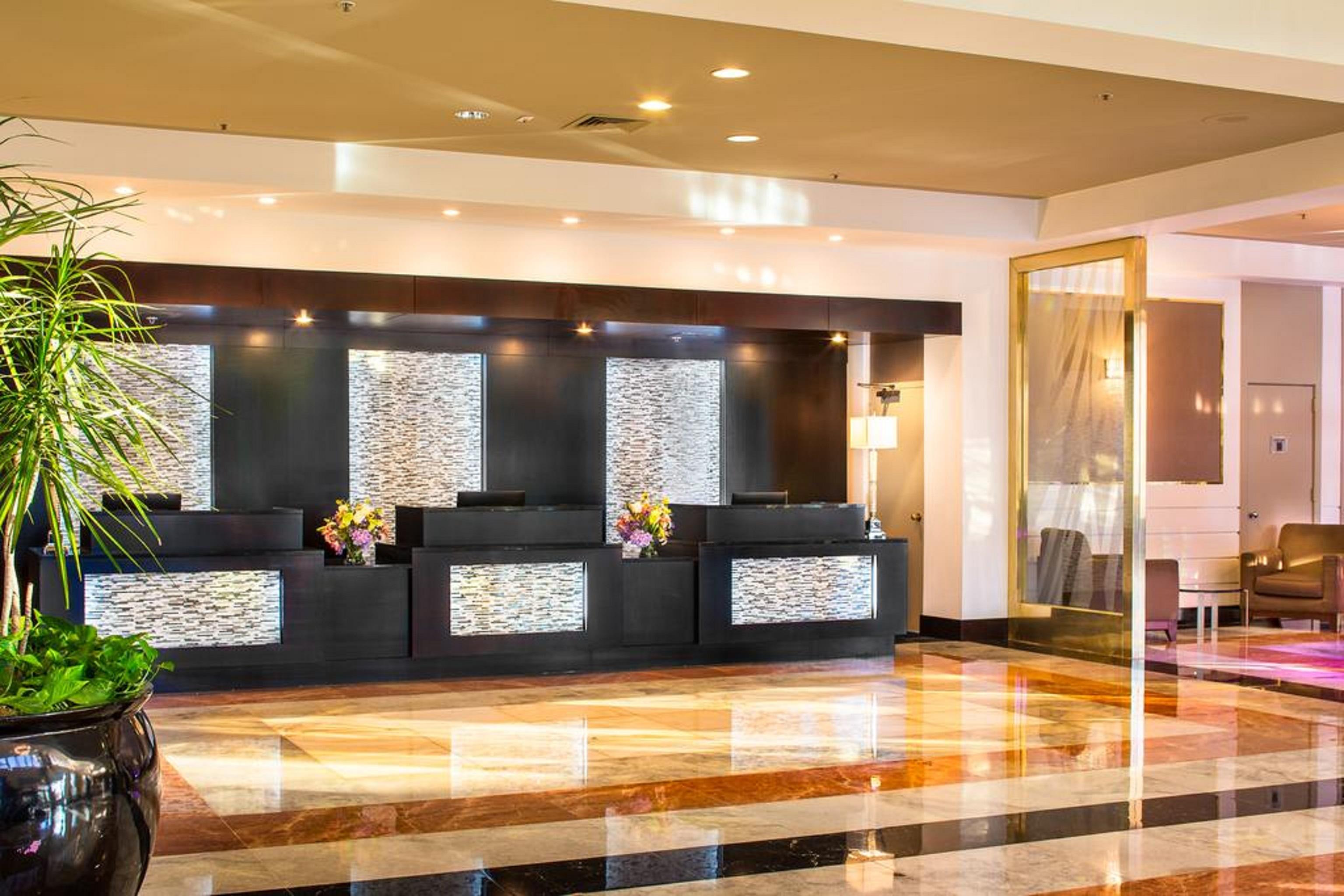 Vista Lobby DoubleTree by Hilton New York LaGuardia Airport