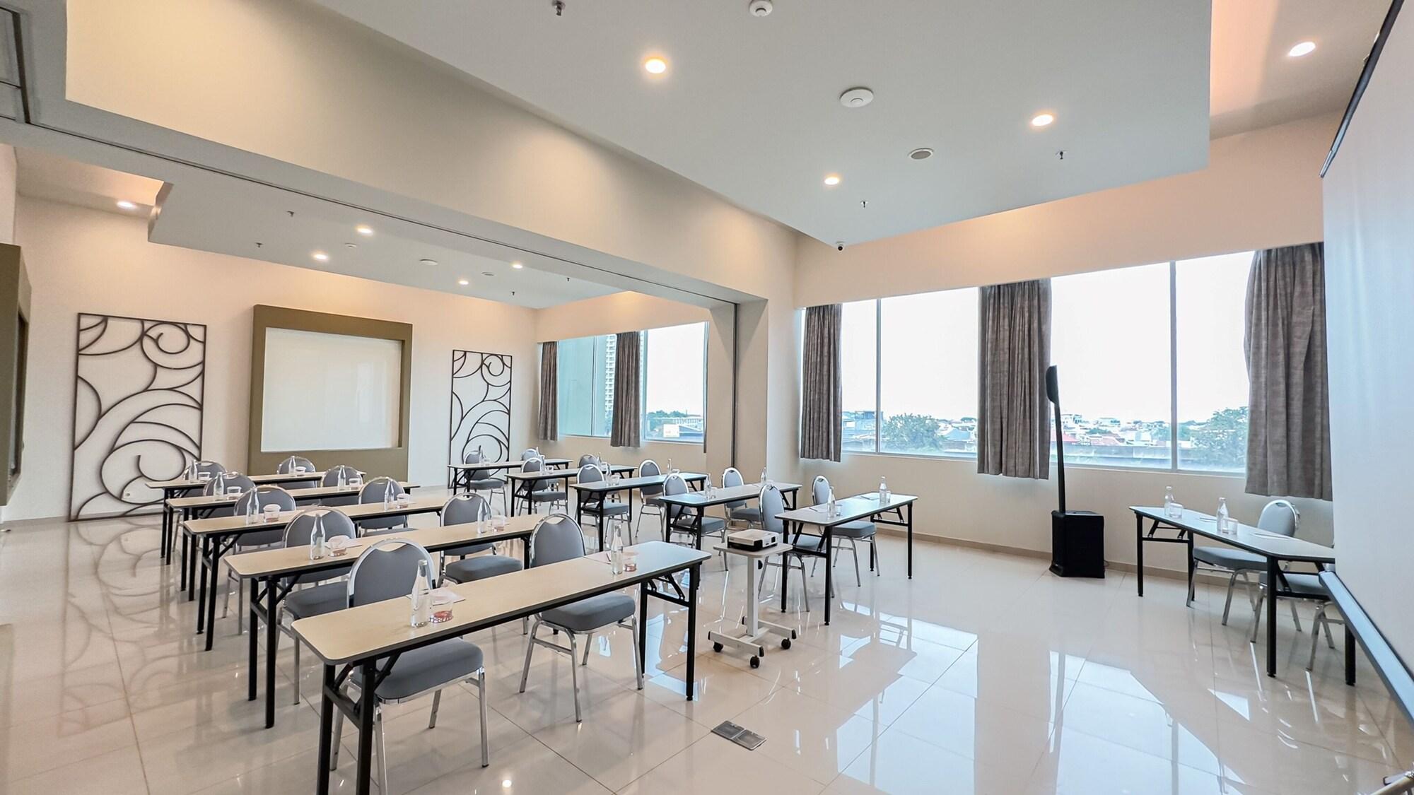 Sala de Reuniones POP! Hotel Kelapa Gading Jakarta