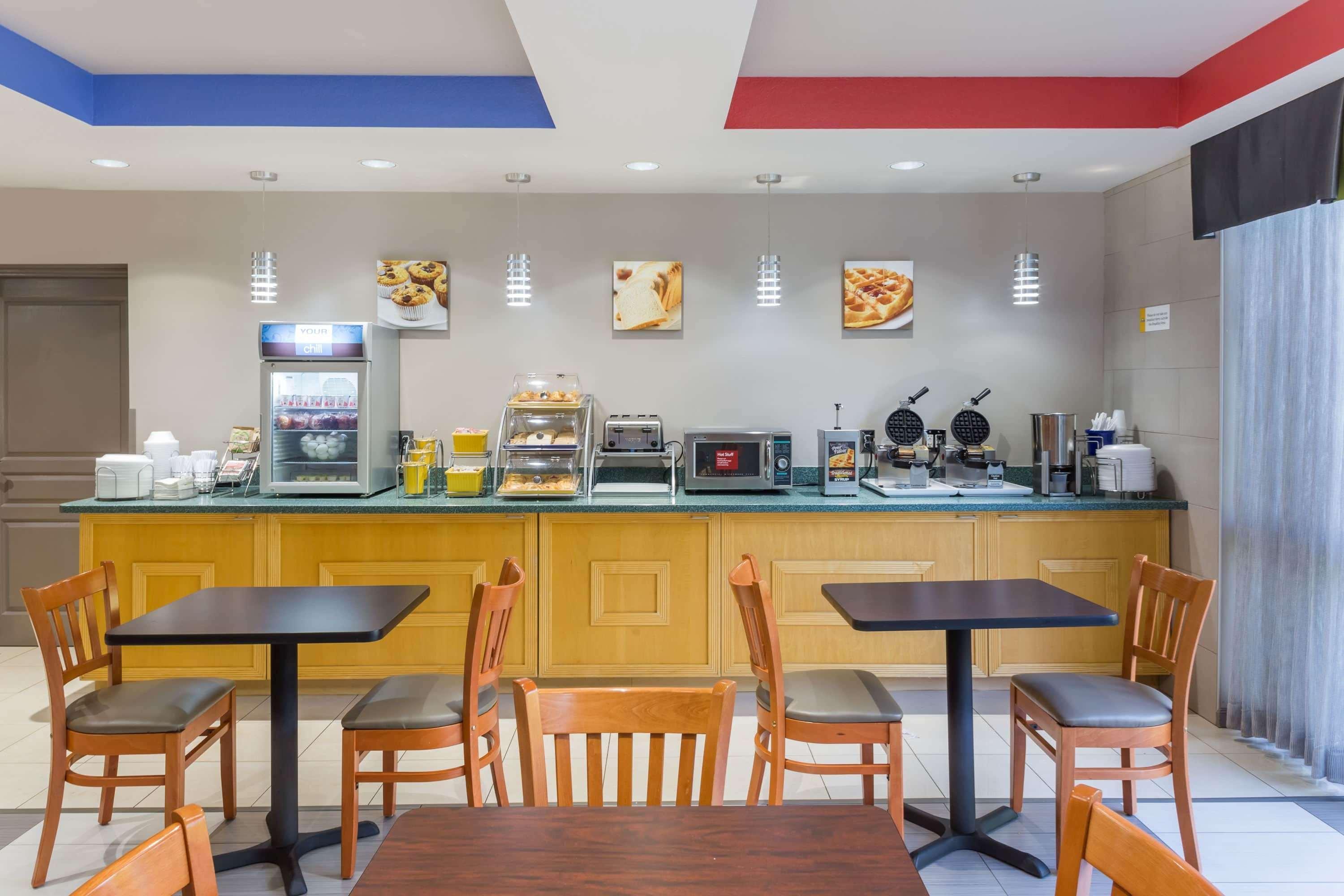 Restaurant Days Inn by Wyndham Fort Myers Nr JetBlue