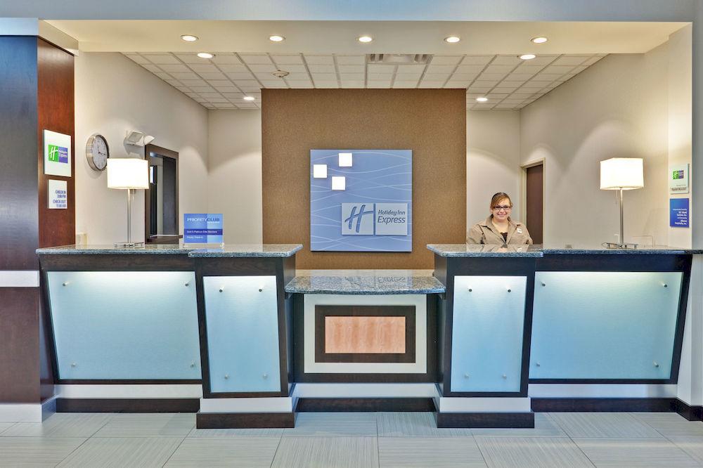 Vista Lobby Holiday Inn Express Hotel & Suites New Philadelphia by IHG