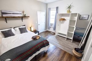 Alquiler Vacacional -   of City | Easy parking | Private yard + King Bed 