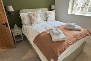 Alquiler Vacacional - Charming 2-bedroom cottage in fabulous Broadway with WiFi