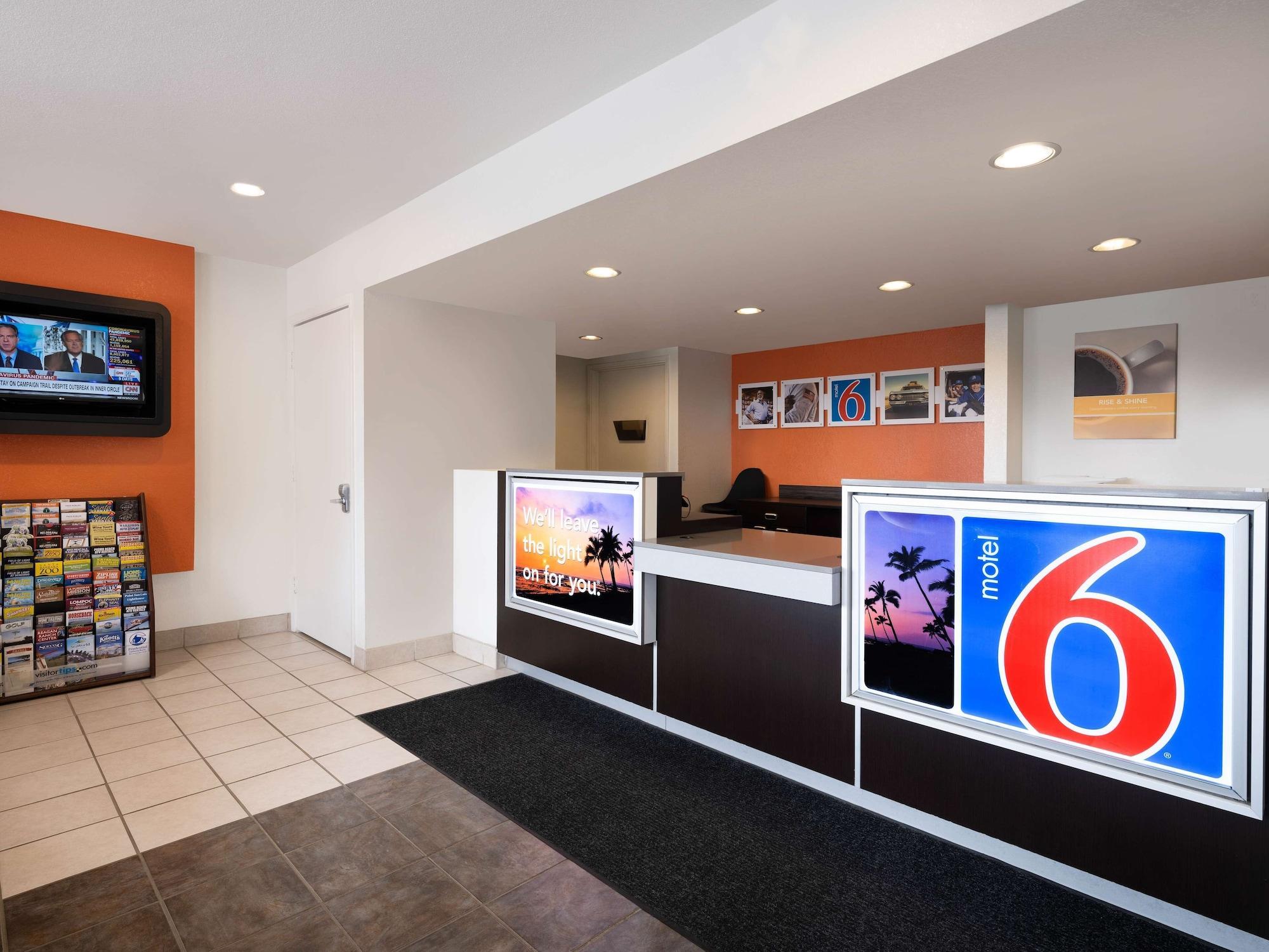 Vista Lobby Motel 6 Santa Maria, CA - North