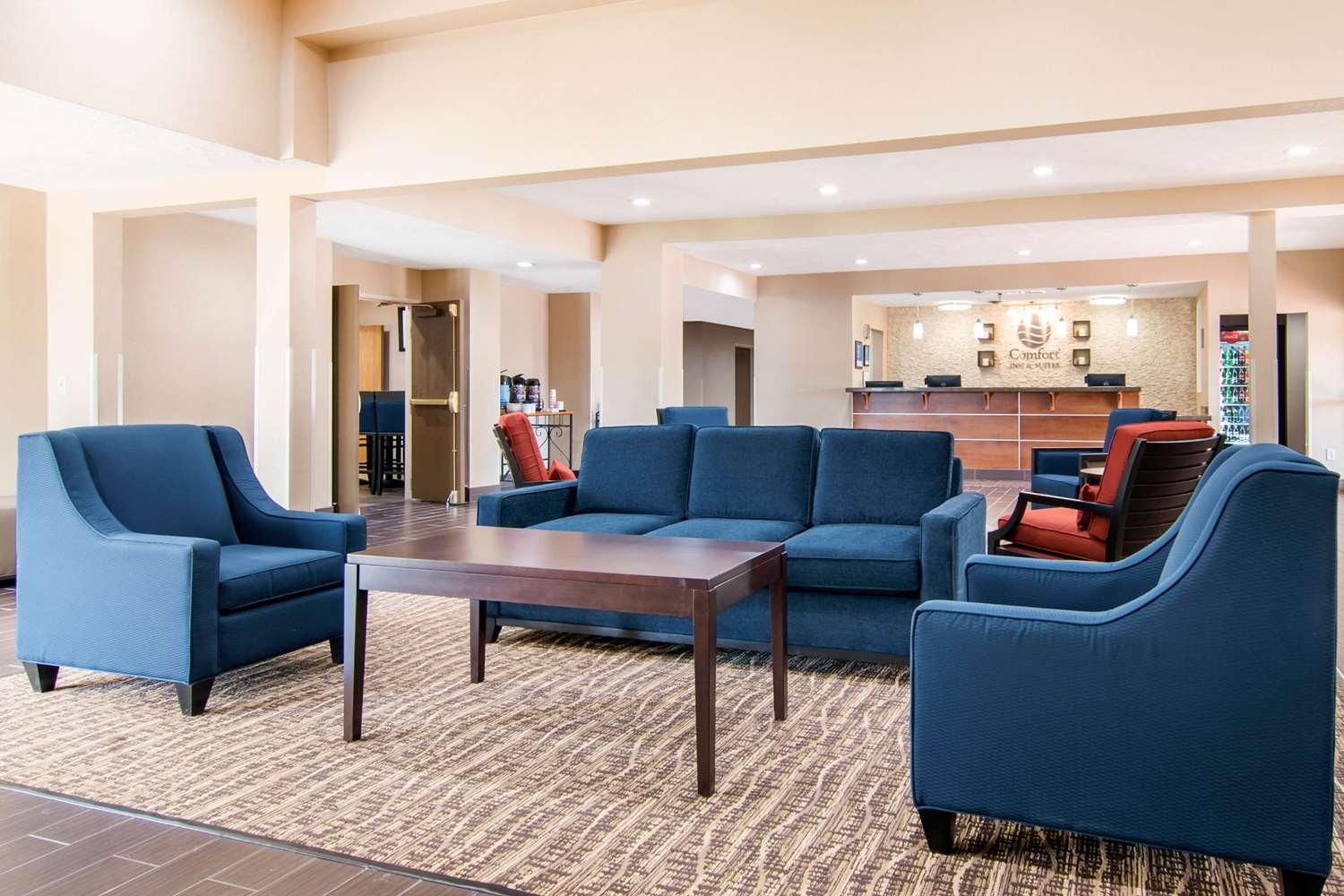 Vista Lobby Holiday Inn Express & Suites Junction City