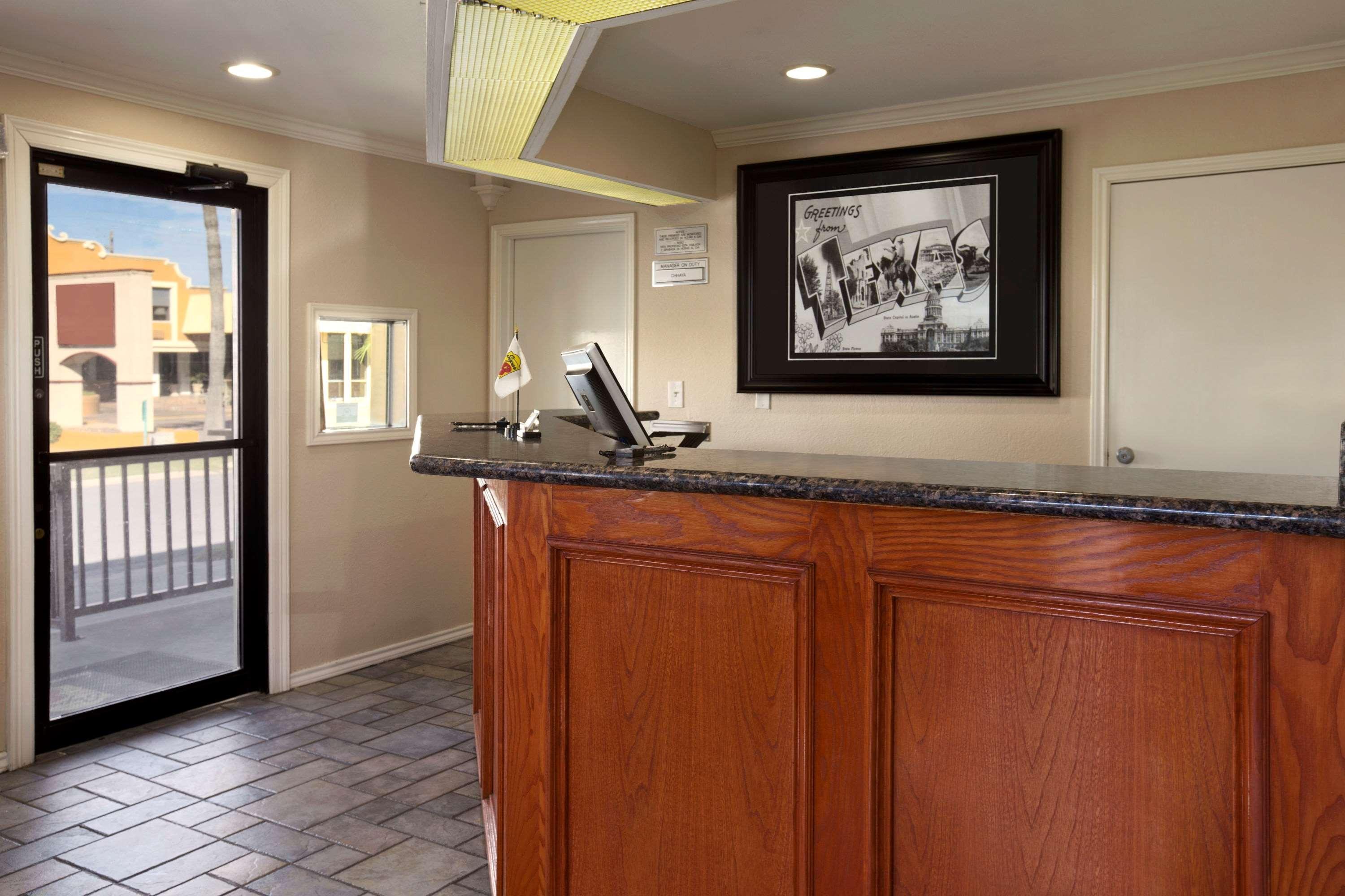 Vista Lobby Super 8 by Wyndham McAllen/Downtown
