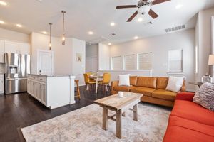 Alquiler Vacacional - Chic 3-Bed Condo, 2-Car Garage close to Pearl & St. Mary's Strip in Tobin Hills!