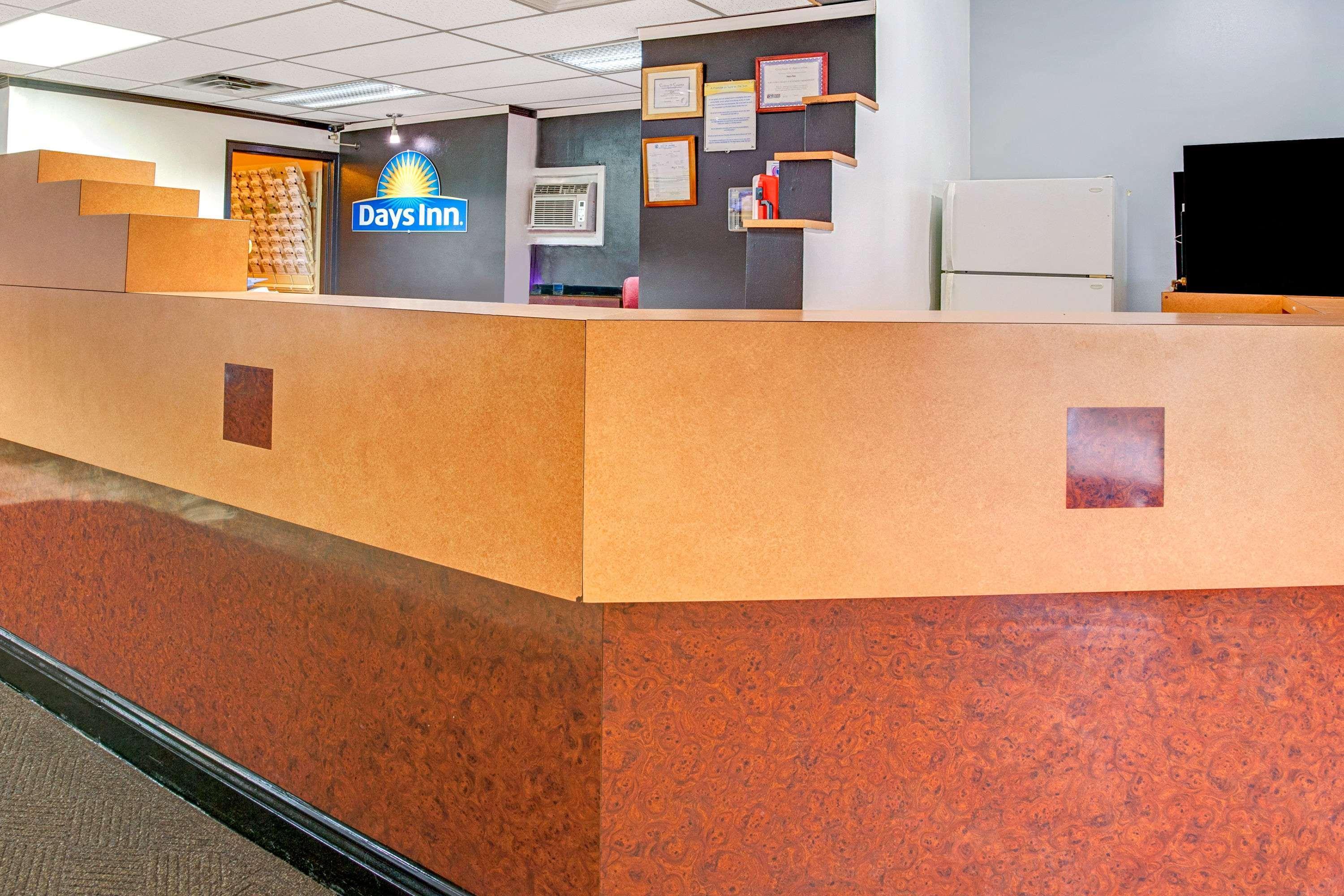 Vista Lobby Days Inn by Wyndham Livonia - Detroit