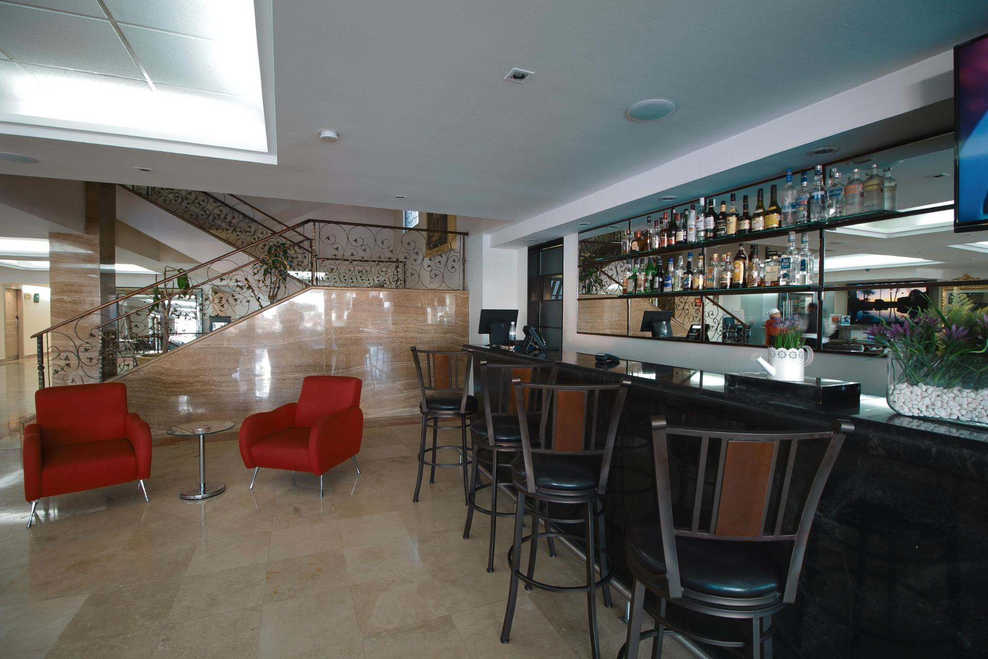 Bar/Salón Imperio de Ángeles Executive León by Real de Minas