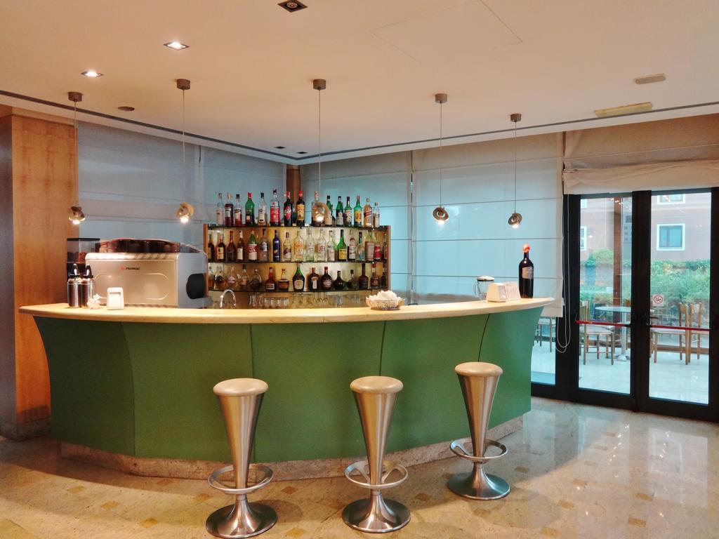 Bar/Salón Tiffany Milano