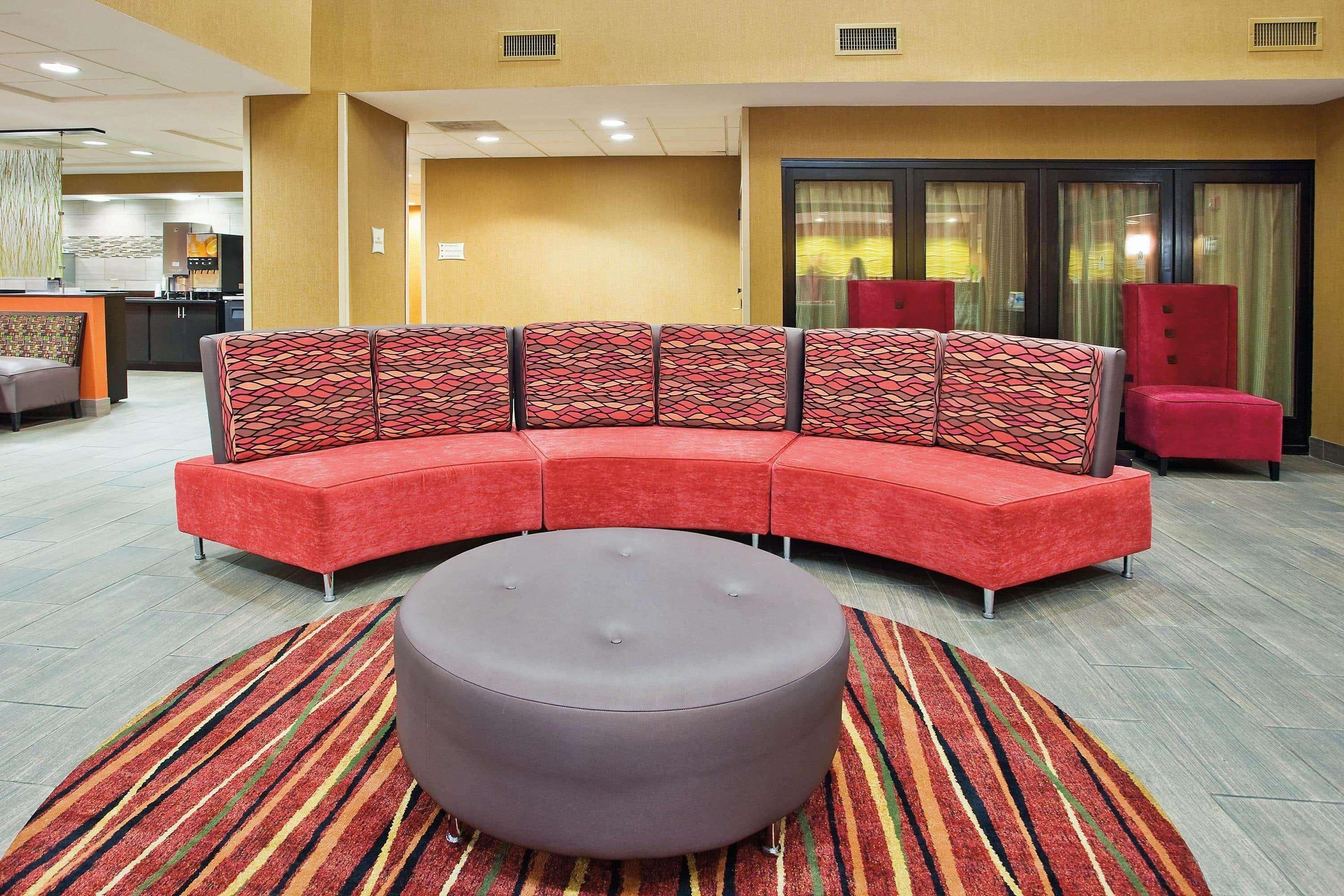 Vista Lobby La Quinta Inn & Suites by Wyndham Clarksville