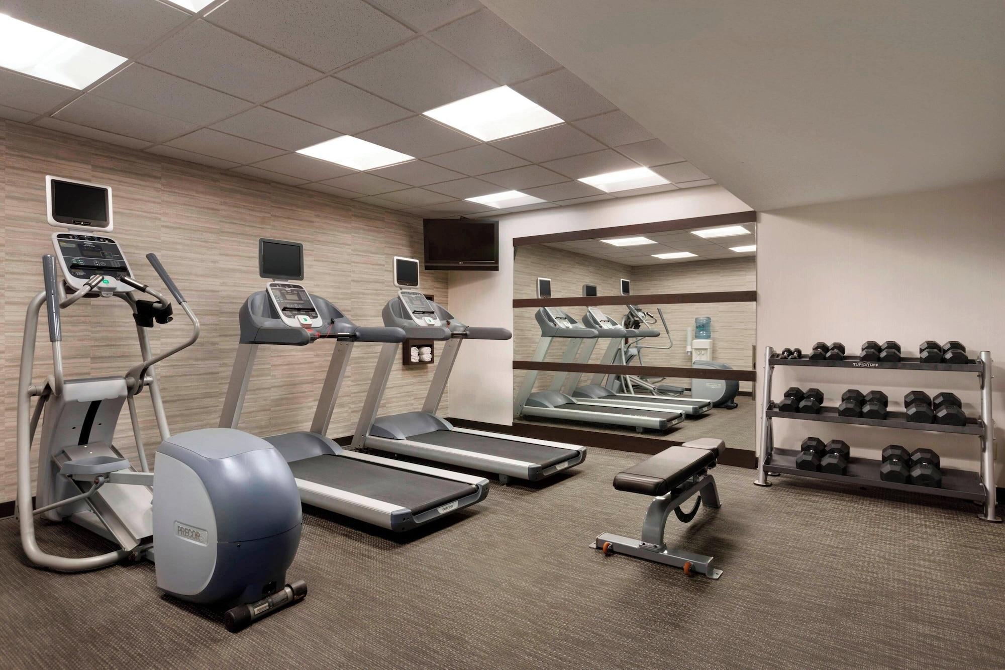 Gimnasio Courtyard Bloomington Normal