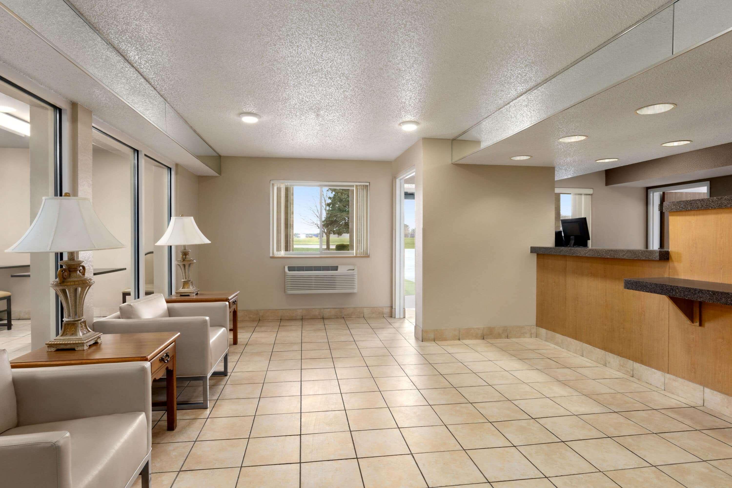 Vista Lobby Super 8 by Wyndham Joliet I-55 N/Chicago