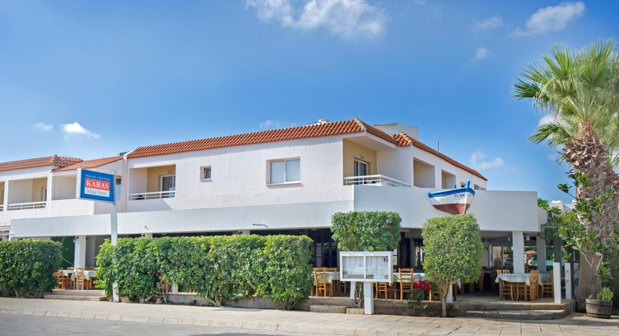 Vista Exterior Captain Karas Holiday Apartments