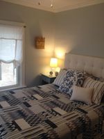 Alquiler Vacacional - Sweetwater Cottage is a well curated cottage a block away from Hamlin Lake