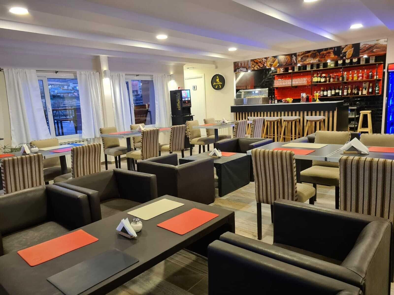 Bar/Salón Hostel Titan