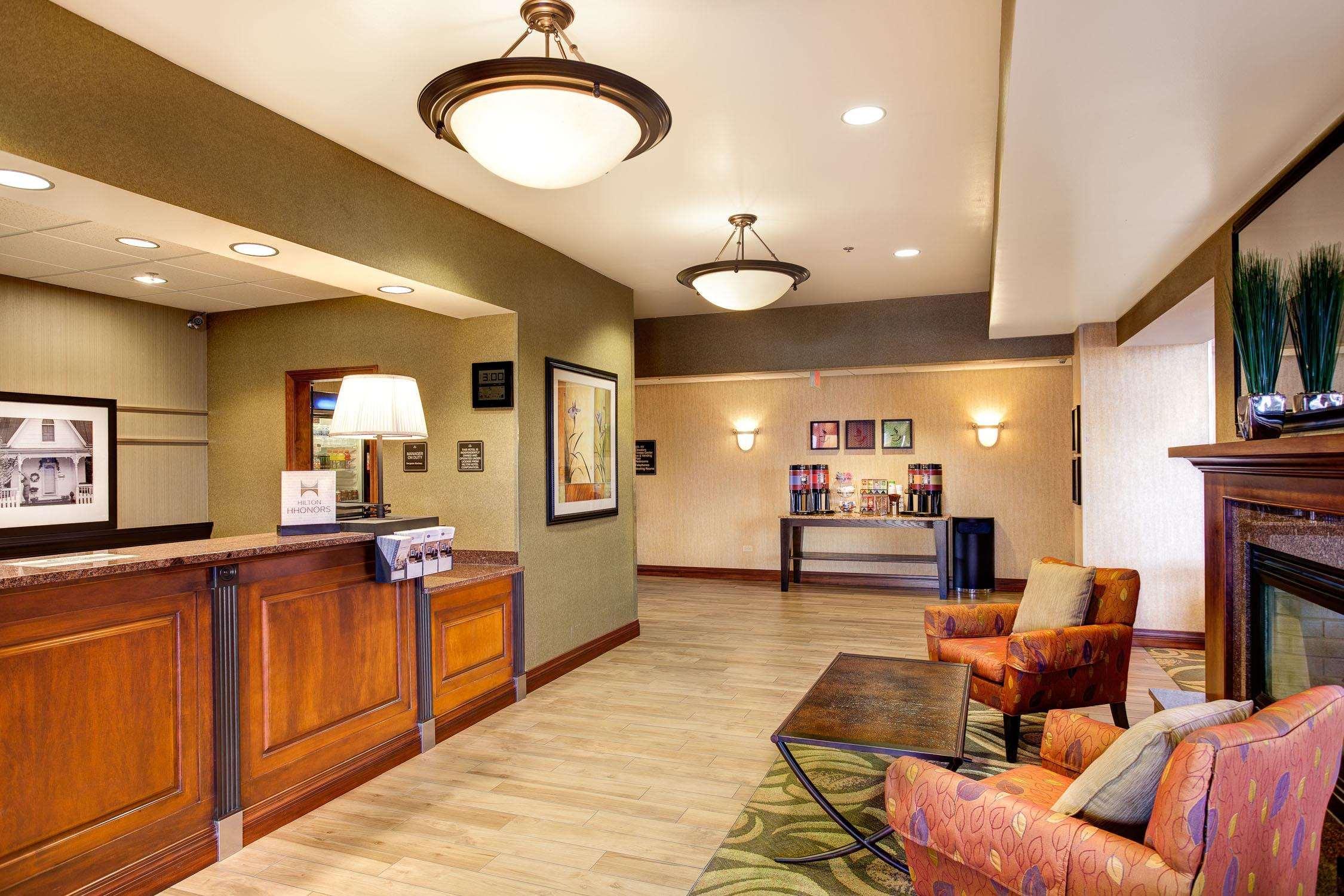 Vista Lobby Hampton Inn & Suites Addison