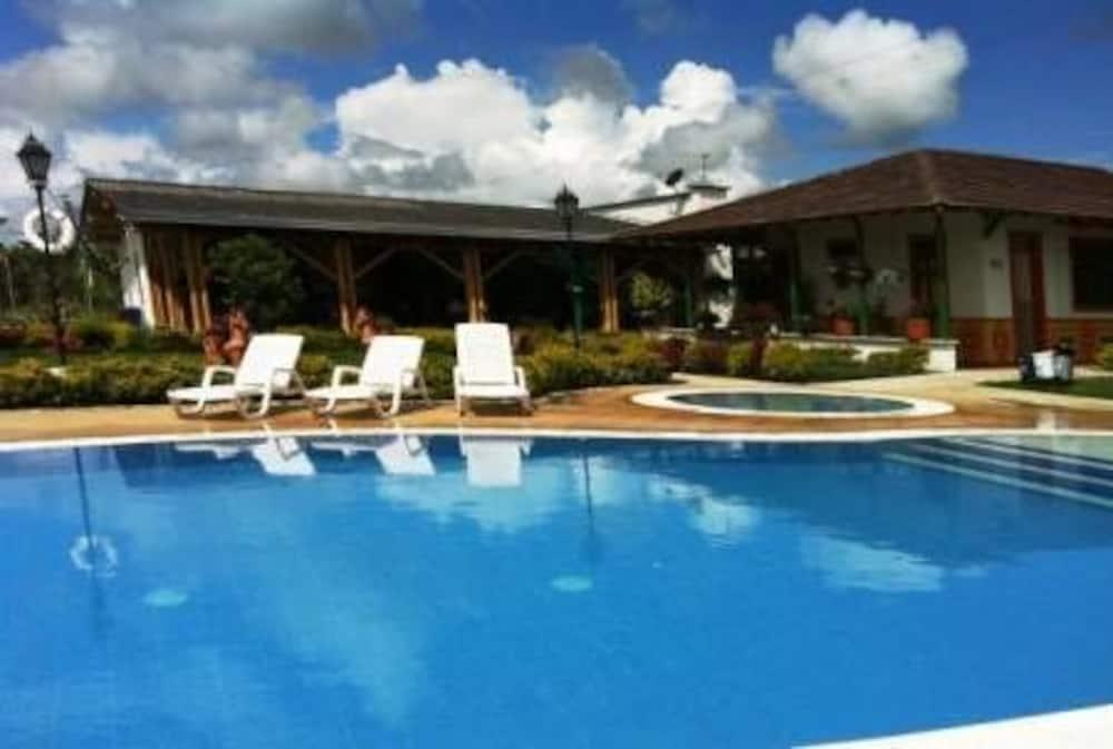 Vista da piscina Aldeas Hoteles Resort