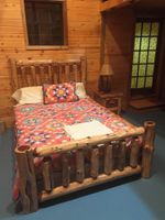 Alquiler Vacacional - Cozy cabin in secluded forest with deck on creek. Full kitchen. 900 square feet.