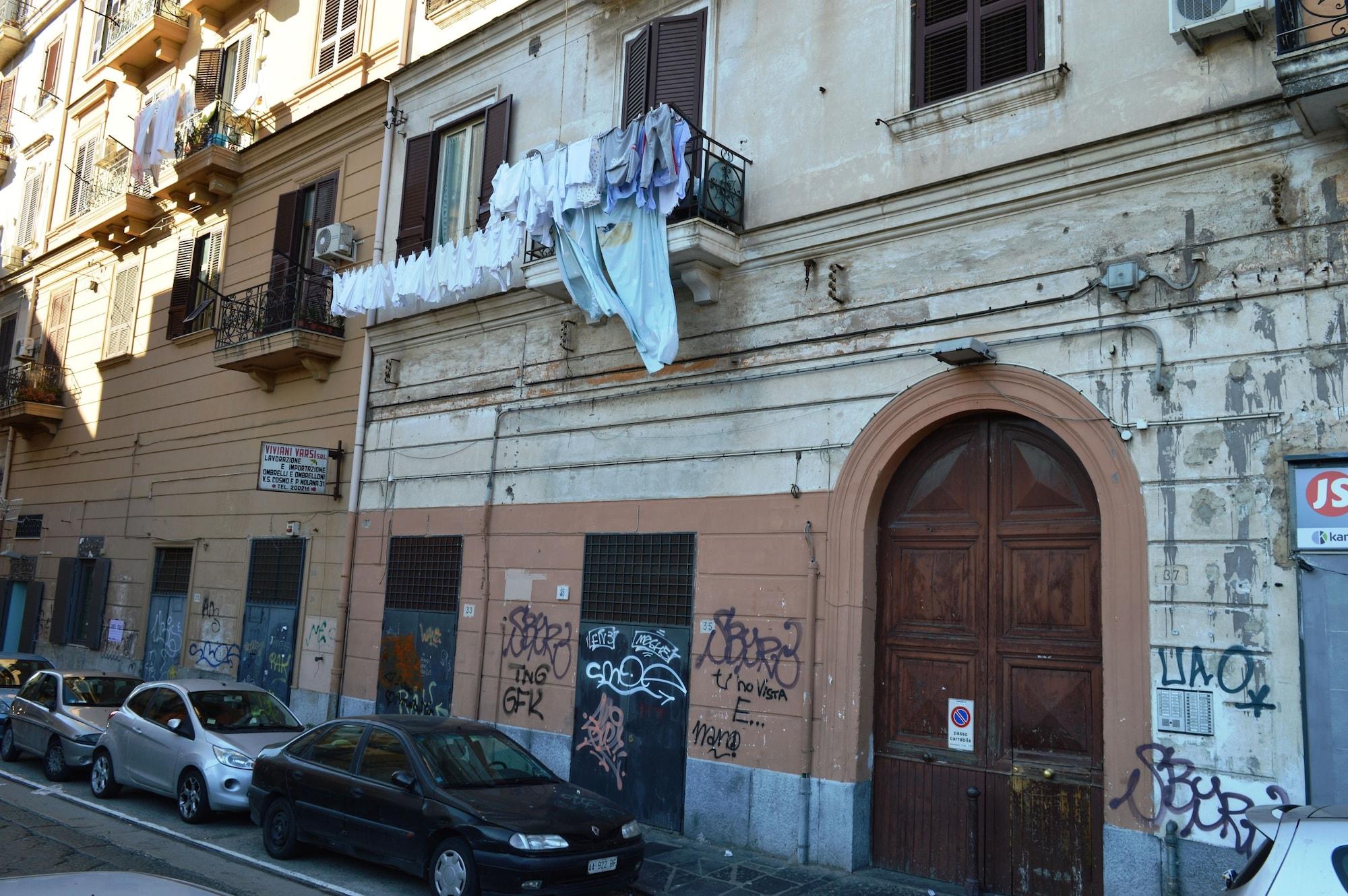 Vista Exterior Napoli Station B&B