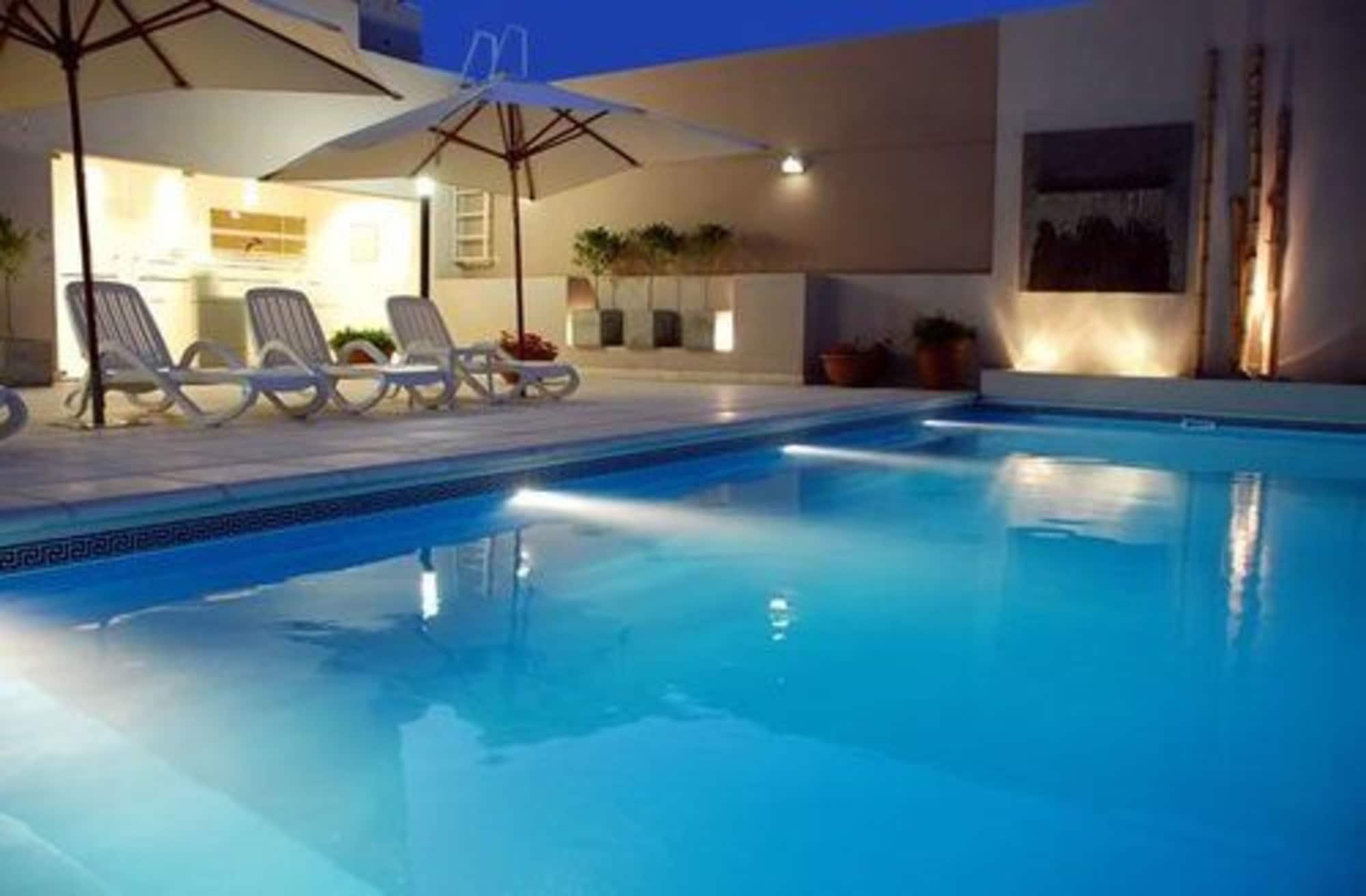 Vista Piscina Howard Johnson by Wyndham Villa Maria Casino