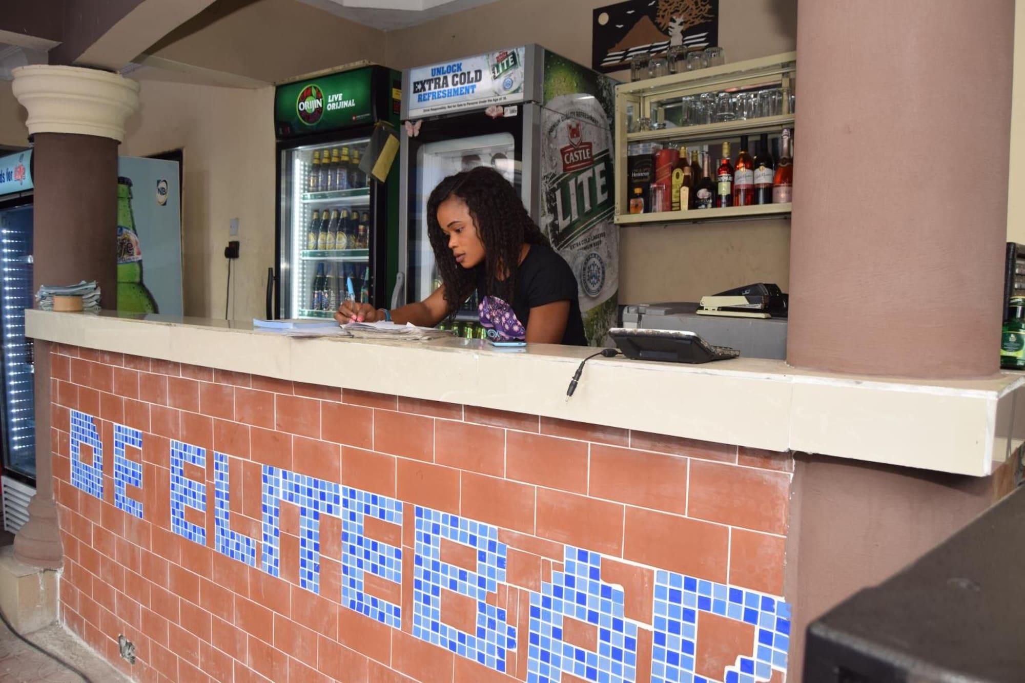 Vista Lobby De'elites Pool Bar & Inn