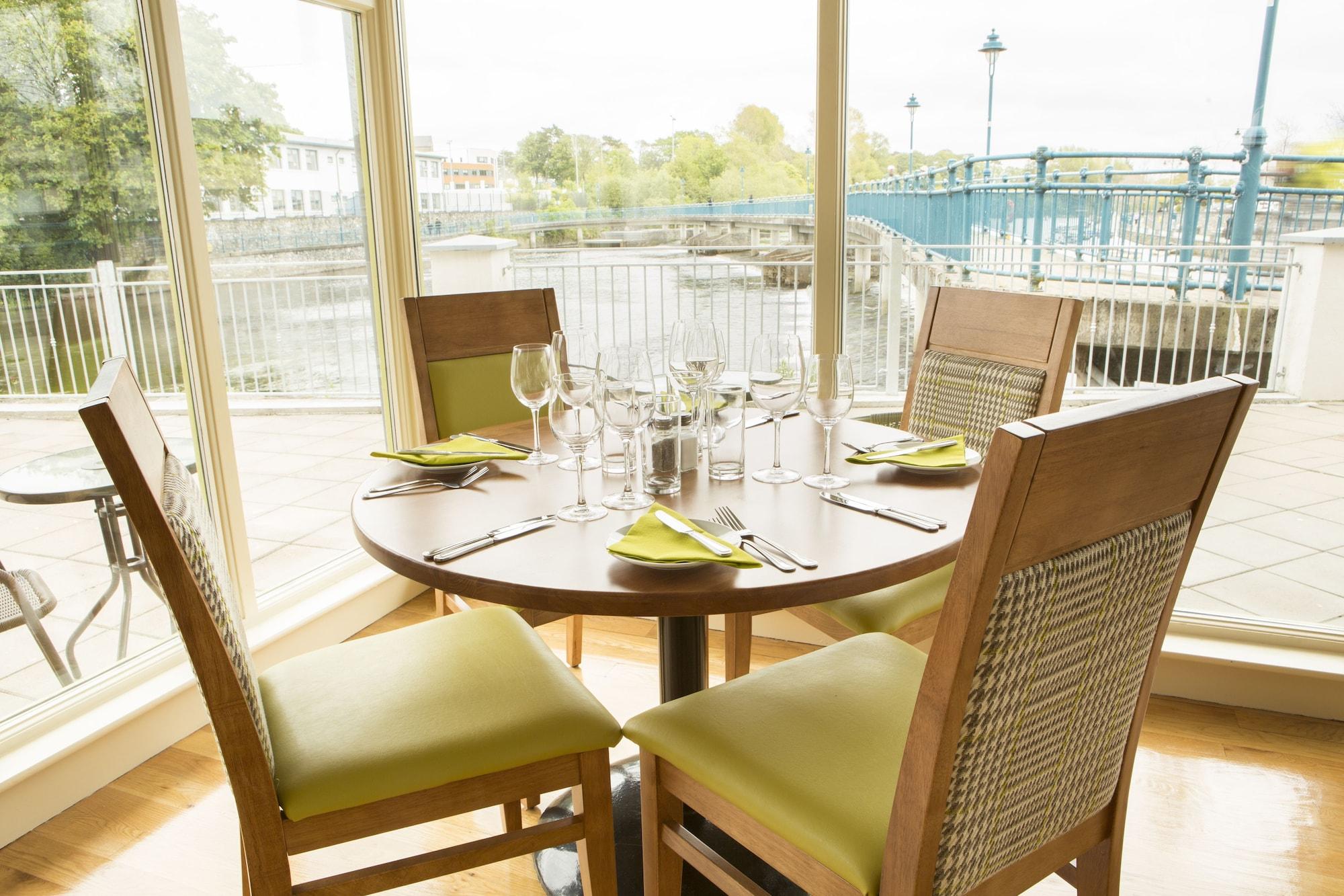 Varios Riverside Hotel
