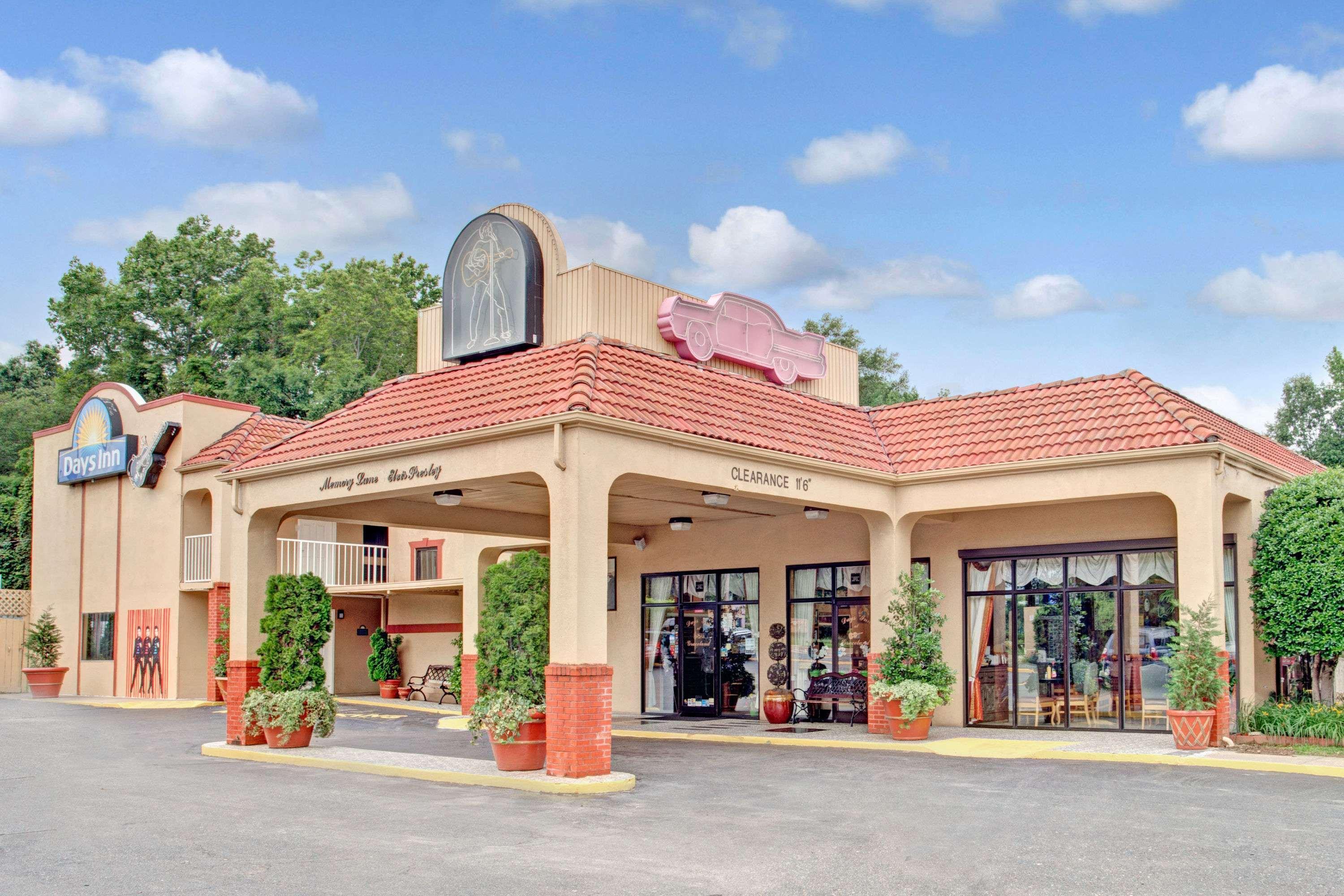 Vista Exterior Days Inn by Wyndham Memphis at Graceland