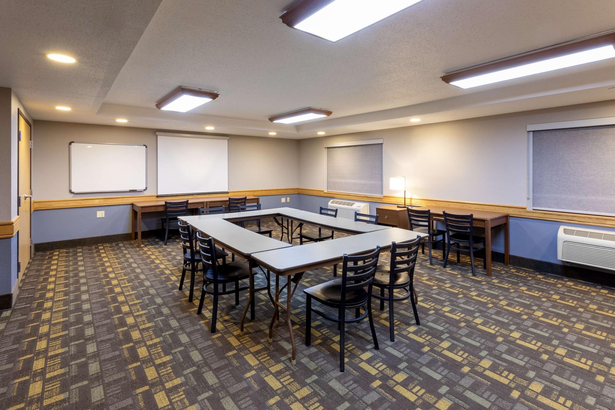 Sala de Reuniones Black Beach Inn by GrandStay