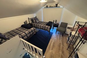 Alojamiento - Cozy farmhouse w/pool. Central to museums, golfing, lakes, sports & shopping.