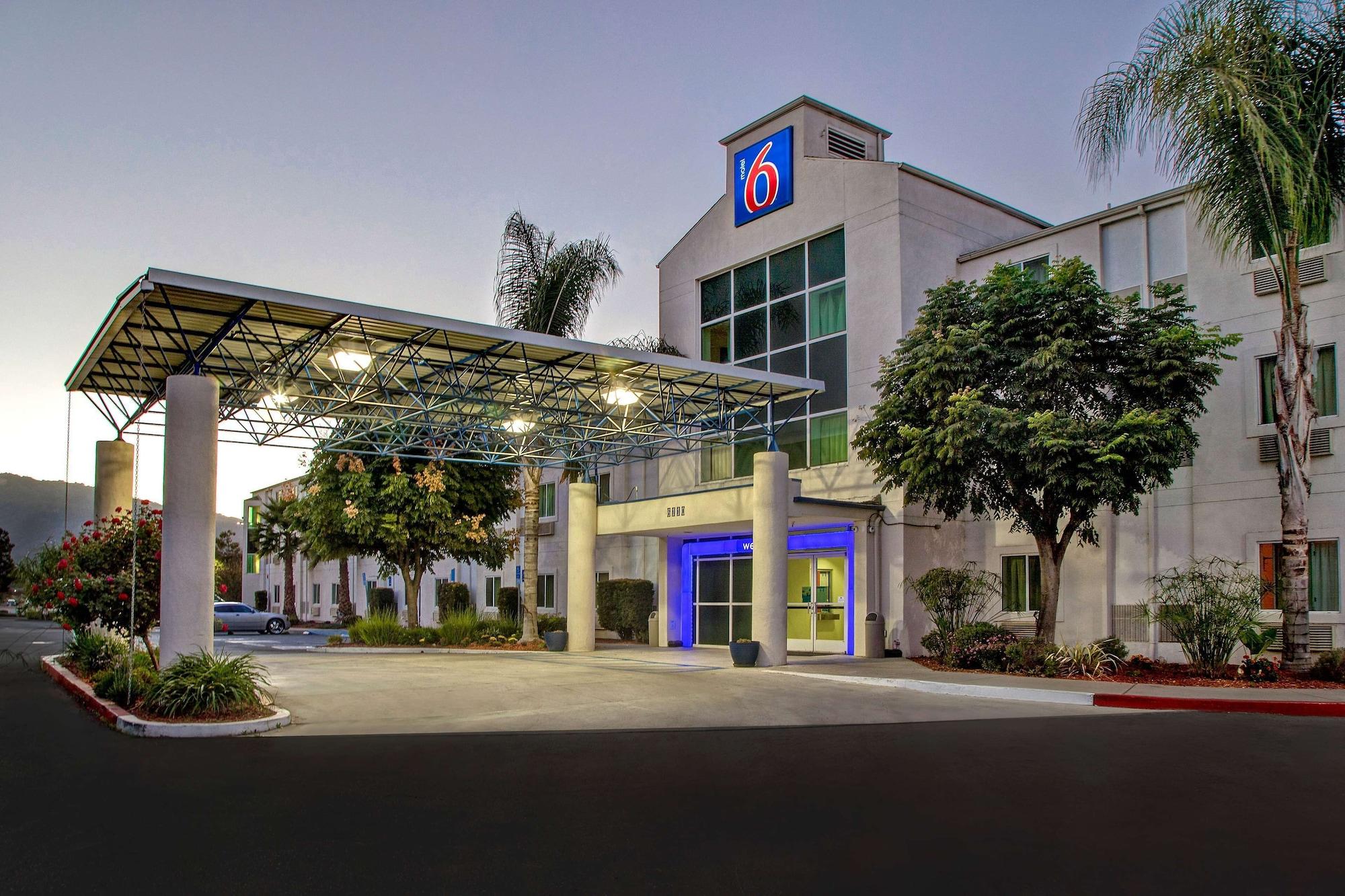 Varios Motel 6 Gilroy, CA