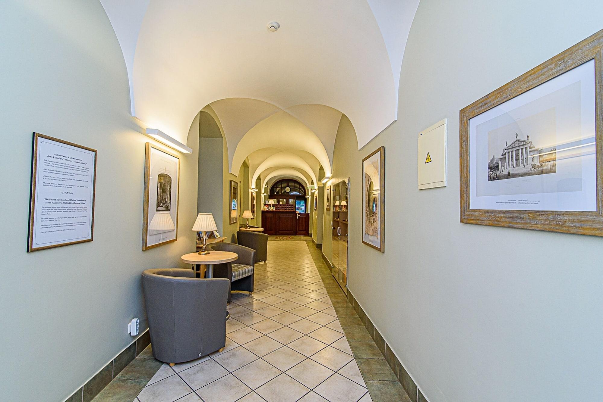 Vista Lobby Domus Maria