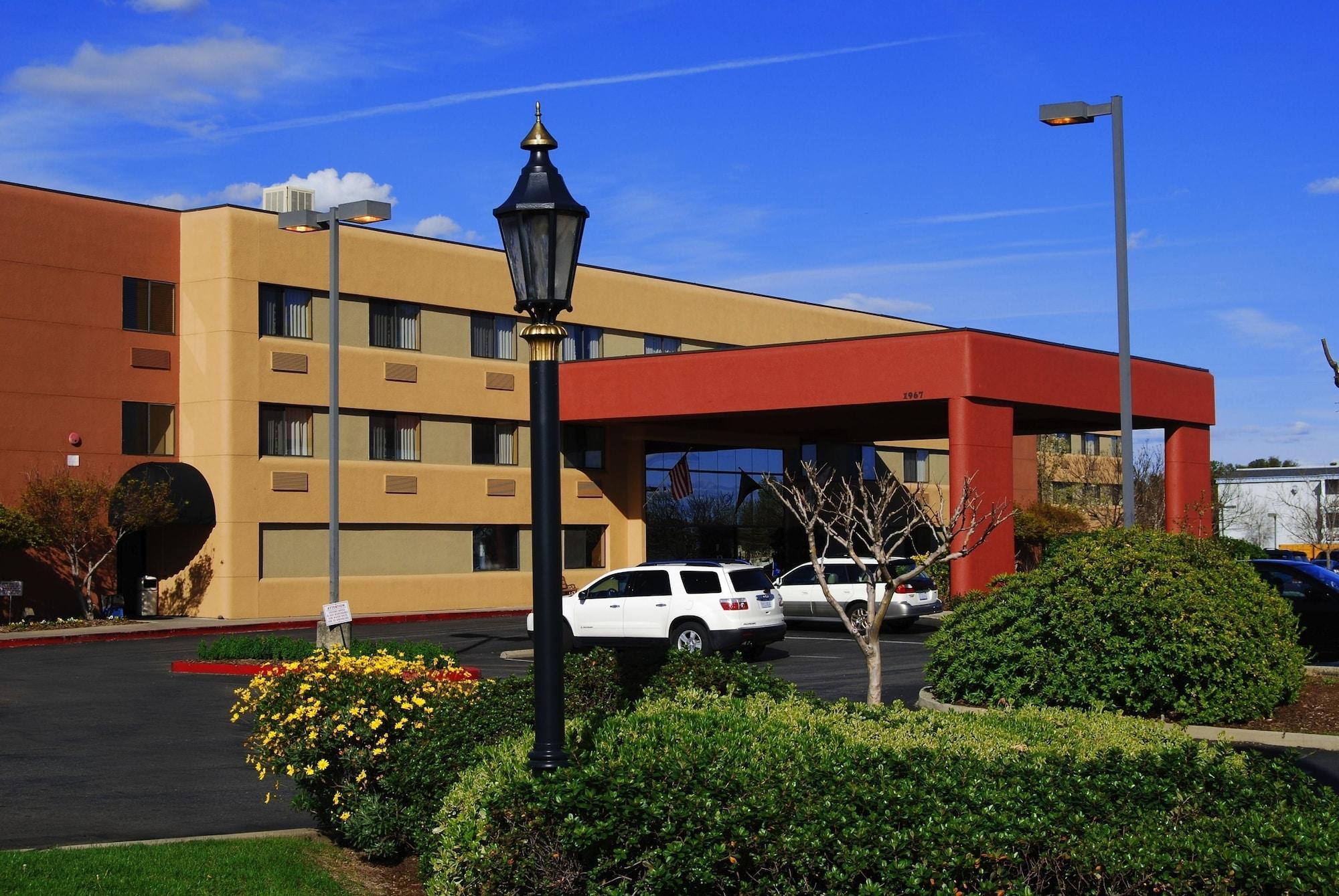 Vista Exterior Oxford Suites Redding