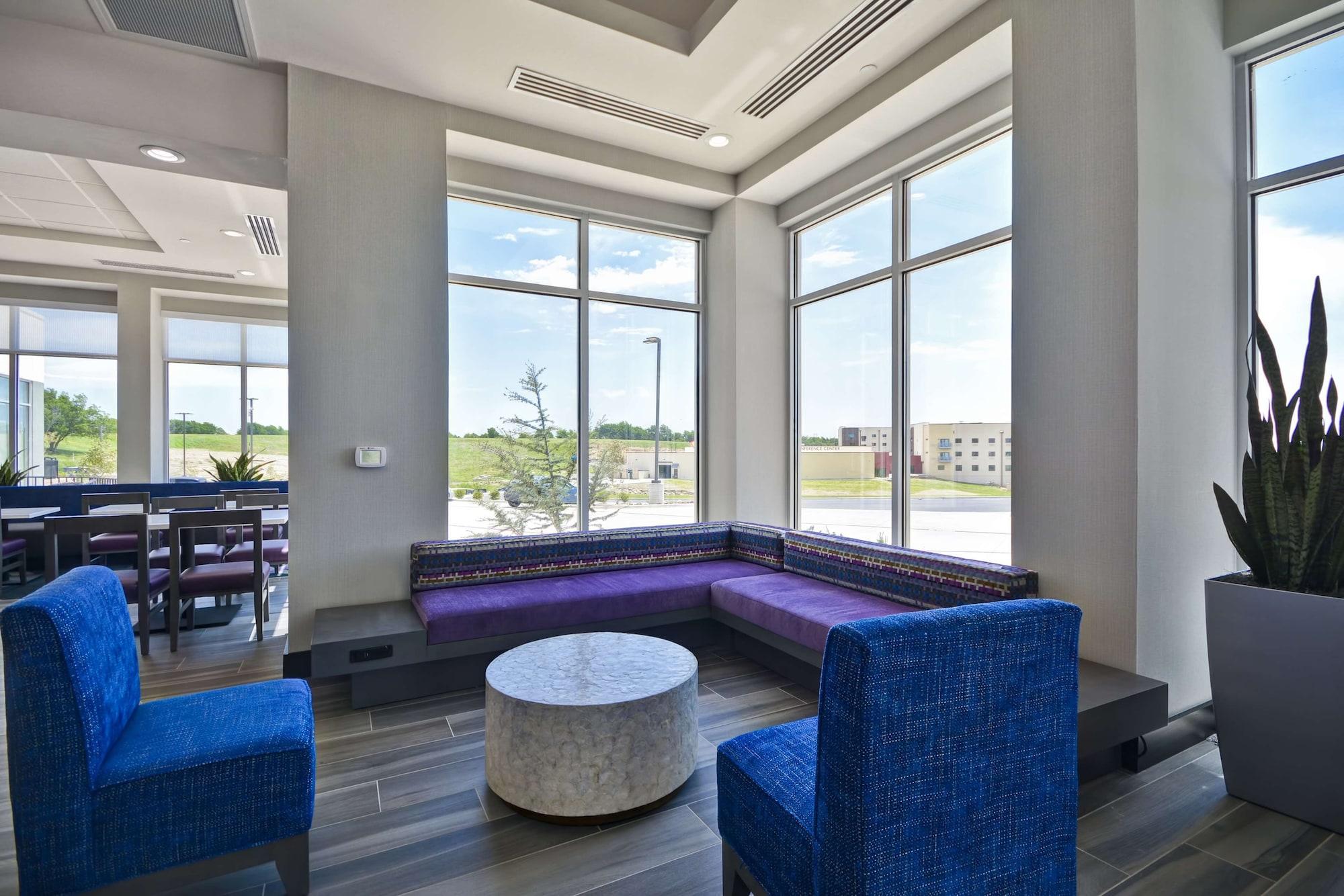 Vista Lobby Hilton Garden Inn Tulsa-Broken Arrow