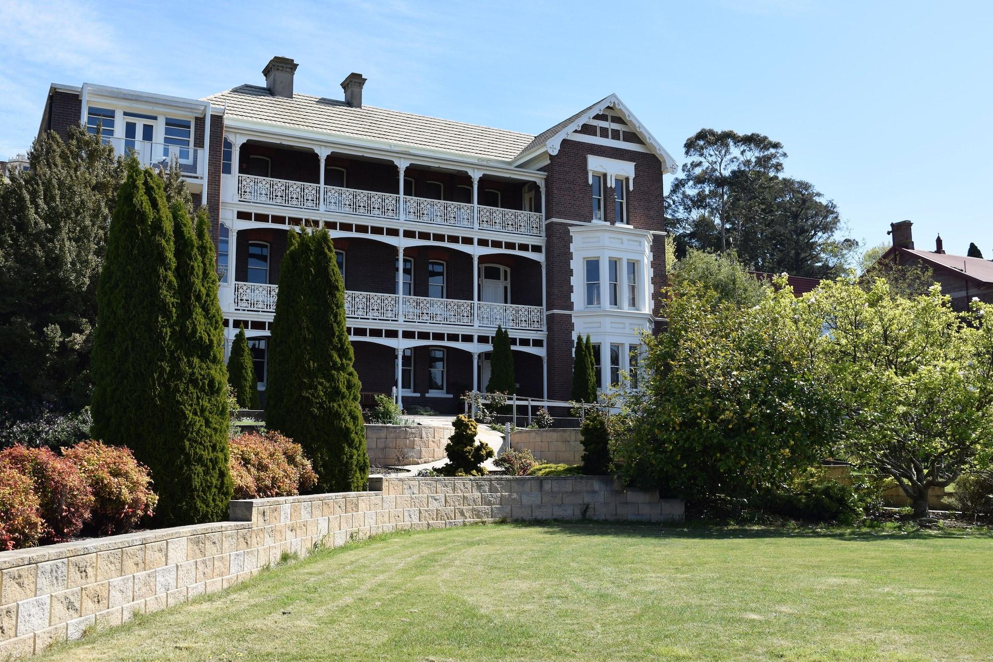 Varios Auldington Hotel