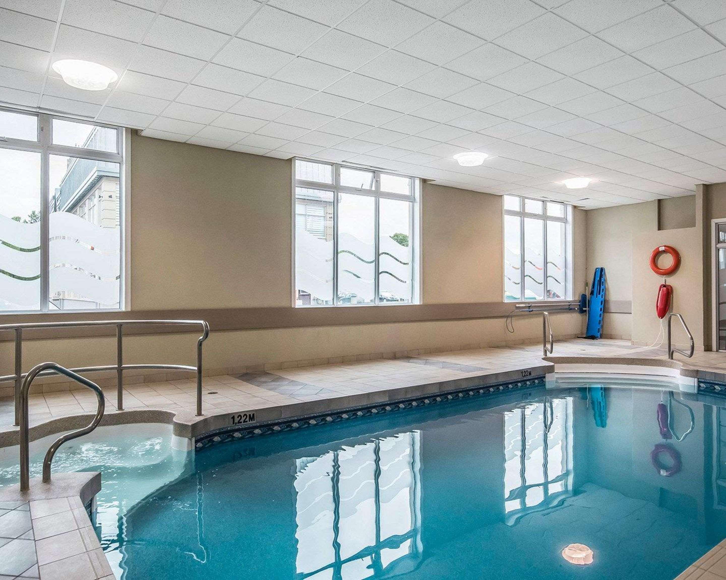 Vista Piscina Quality Suites Drummondville