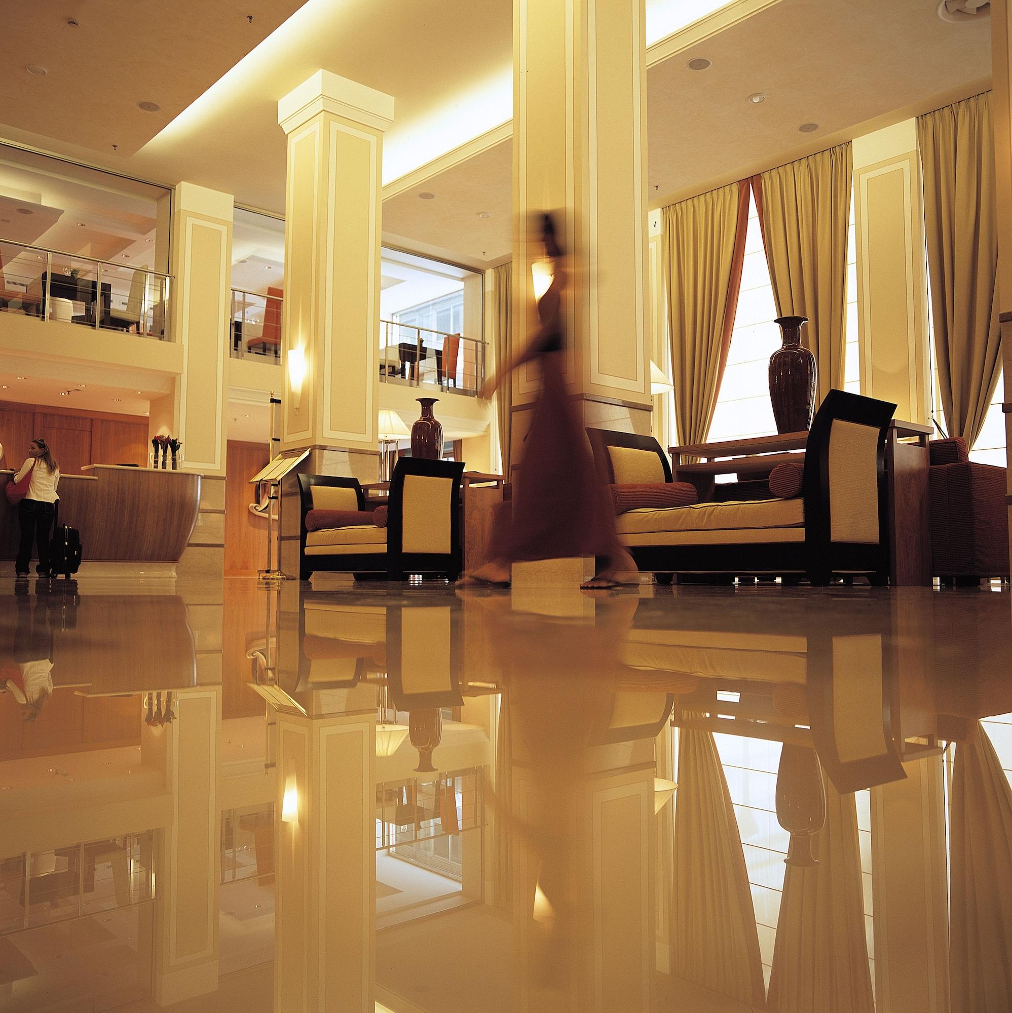 Vista Lobby Renaissance Naples Hotel Mediterraneo
