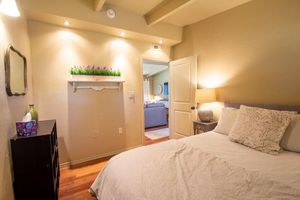 Alquiler Vacacional - Sparkling Clean Mid Century Modern Home in Ferry Street Bridge Area