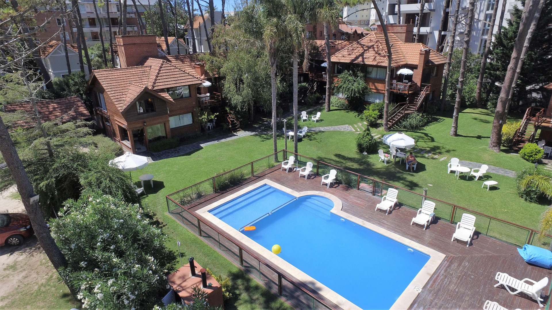 Vista Piscina La Posta de Carilo