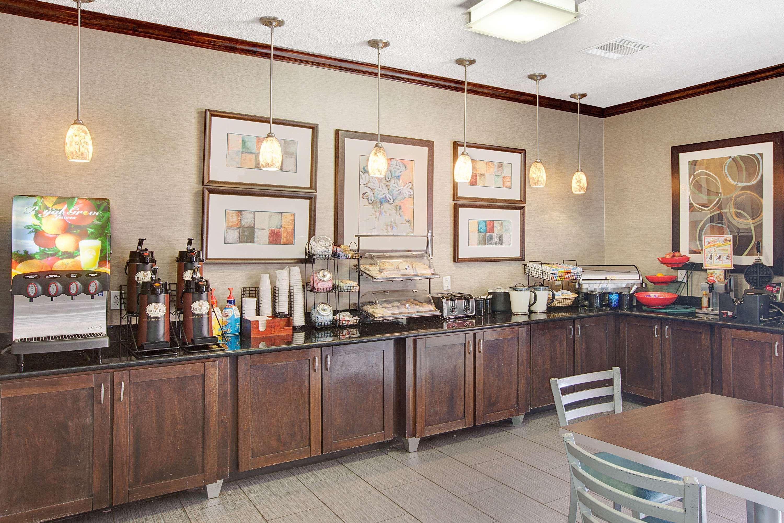 Restaurant Ramada by Wyndham Houston Intercontinental Airpt S