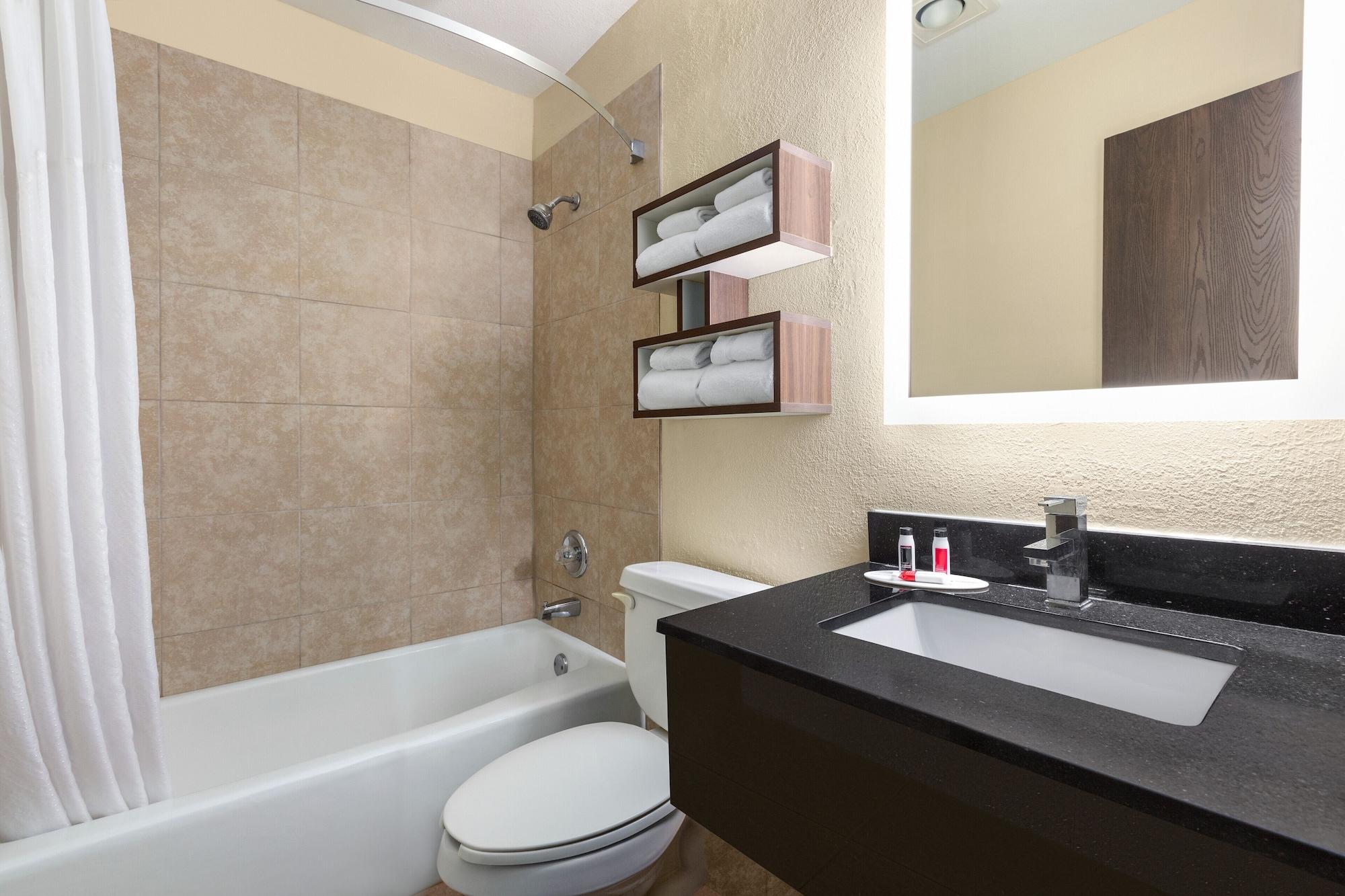 Equipamiento de Habitación Howard Johnson by Wyndham Waterloo/Cedar Falls