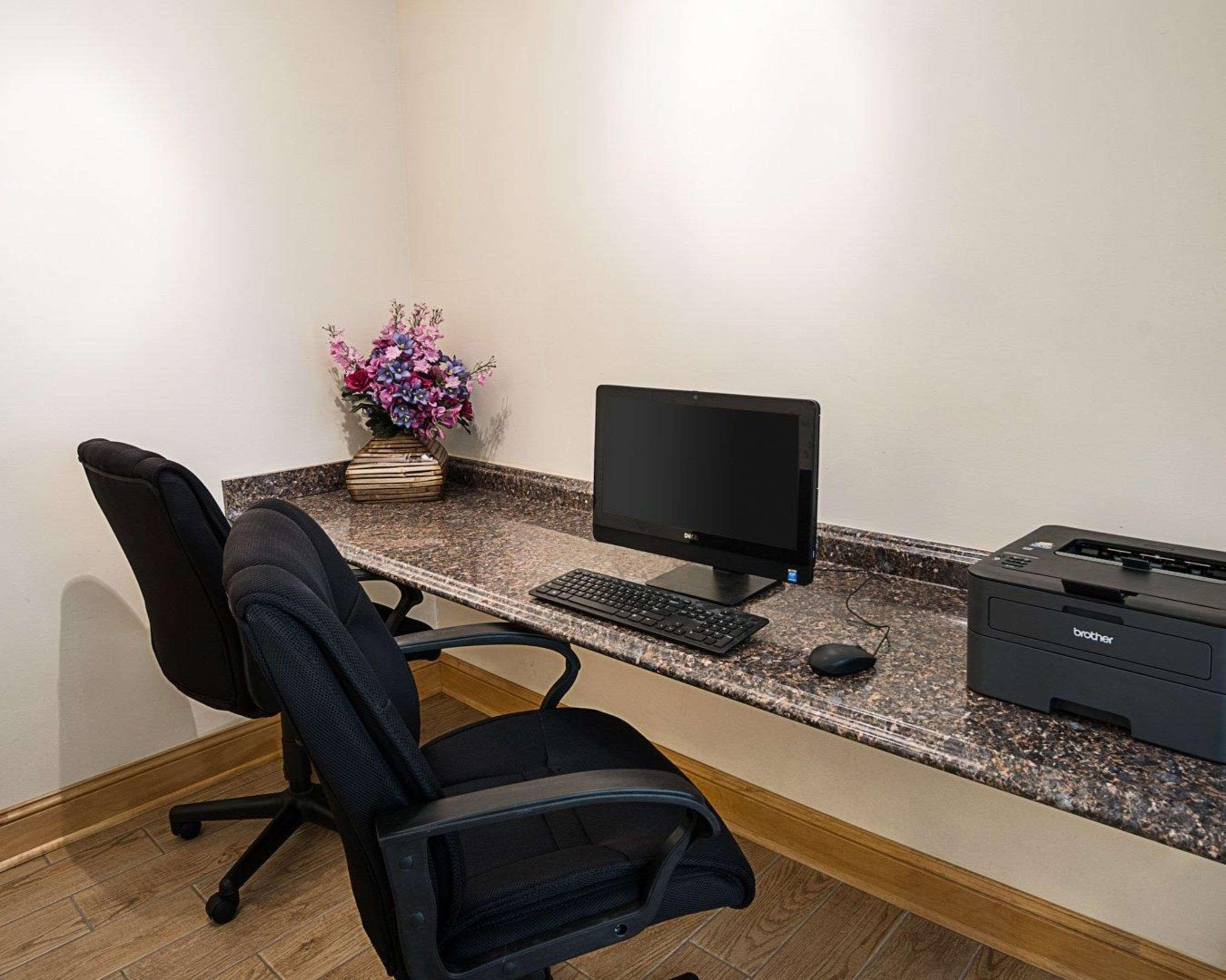 Centro de Negocios Quality Inn near Northtown Mall & National Sports Center