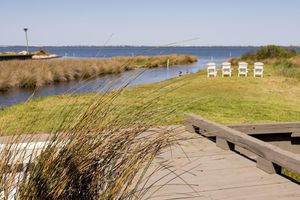 Alojamiento - The Burrus House Inn Waterfront Suites