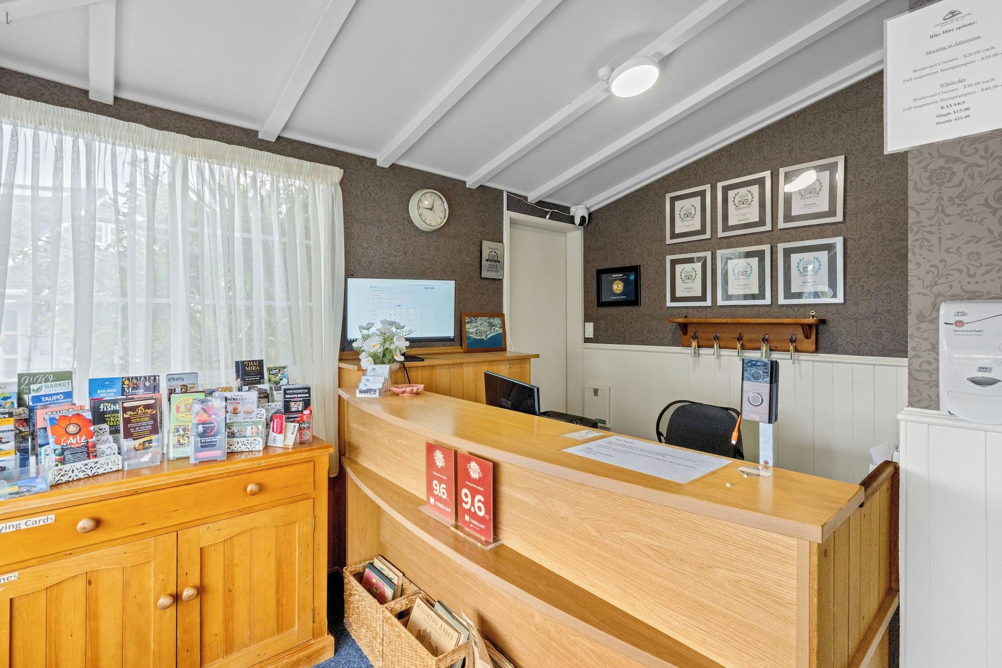 Vista Lobby Cottage Mews Motel