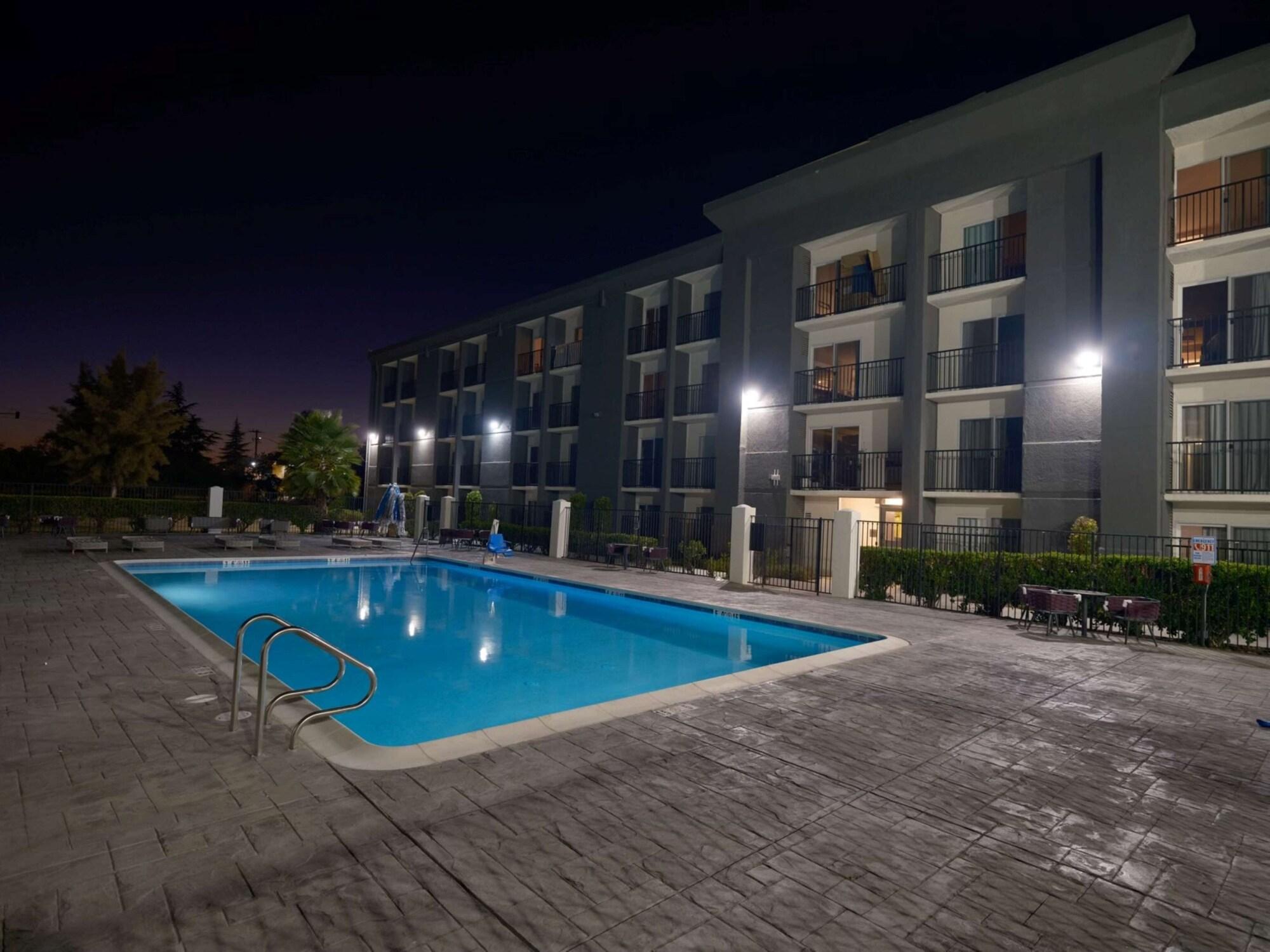 Vista Piscina DoubleTree by Hilton Livermore, CA