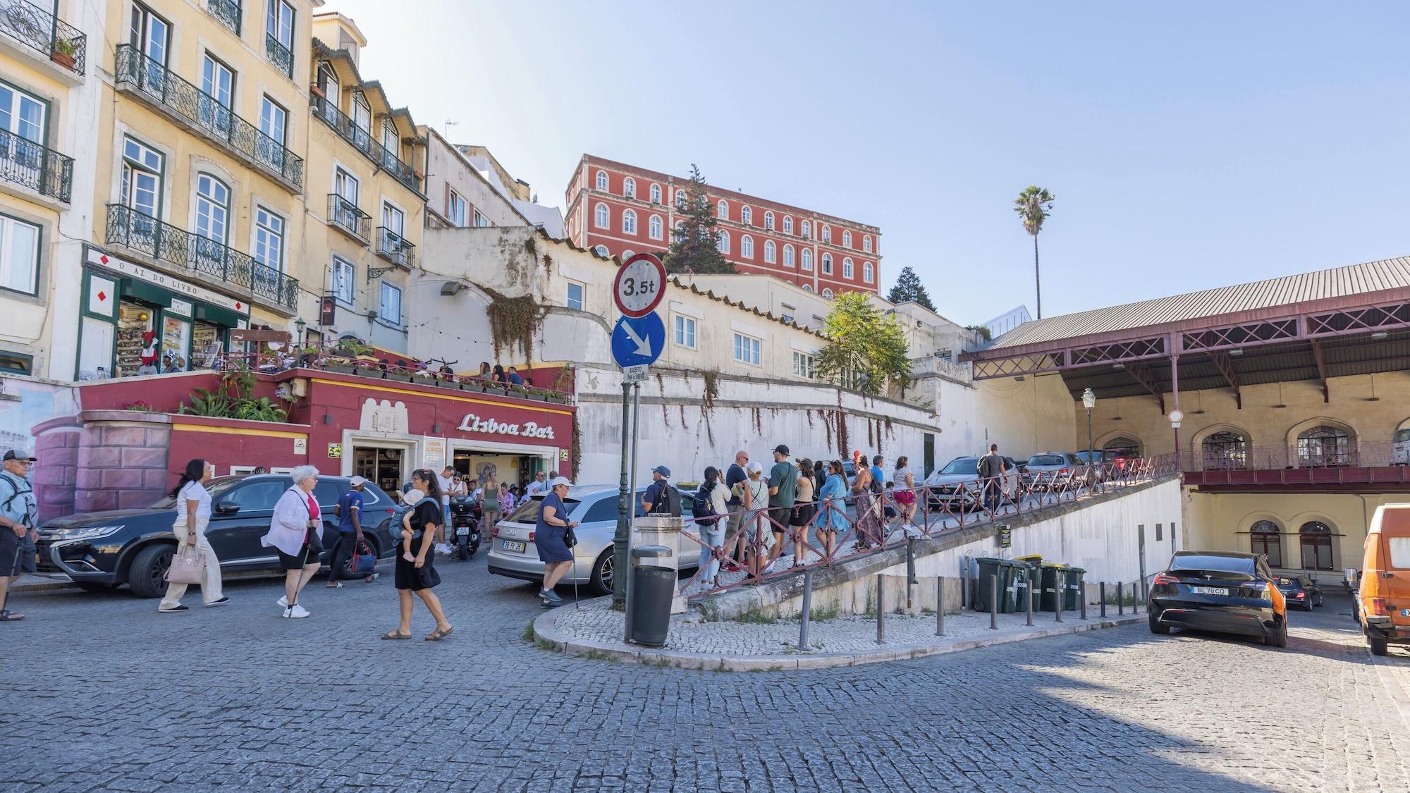 Vista Exterior Carmo 43 by LovelyStay