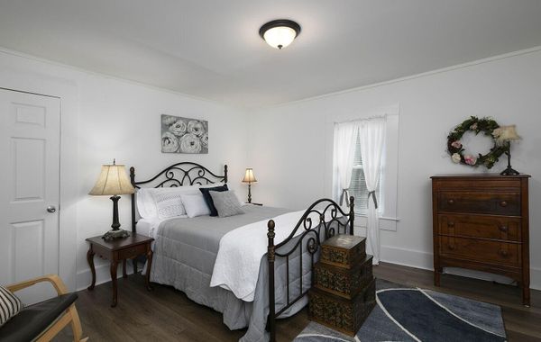 Charming Country Cottage Retreat -  Walking distance to Downtown