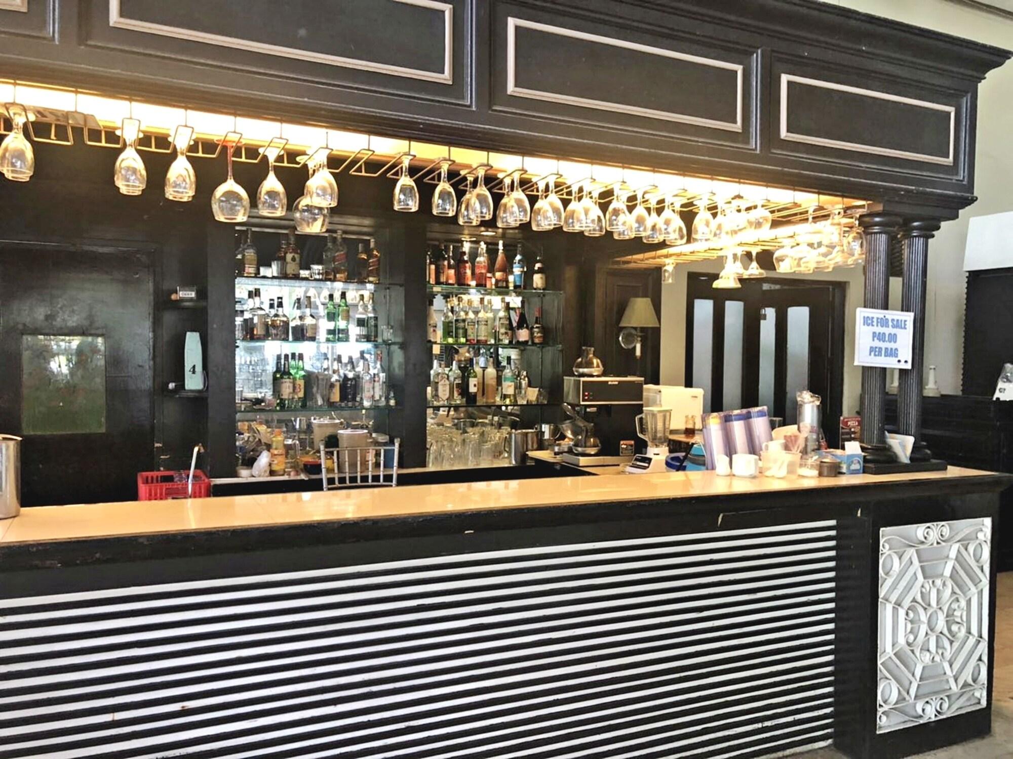 Bar/Salón Royale Tagaytay B&B