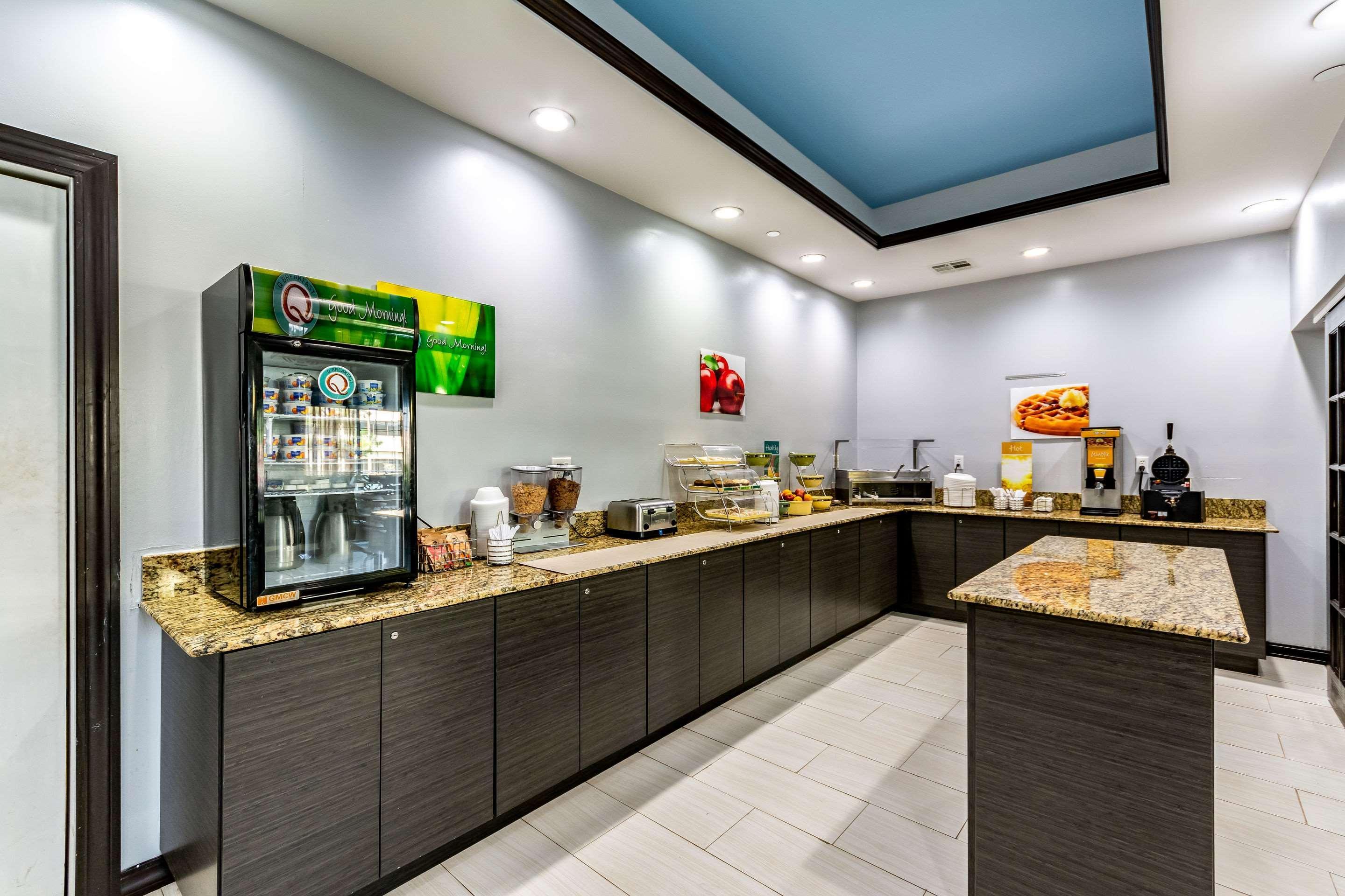 Restaurant Quality Suites I-44