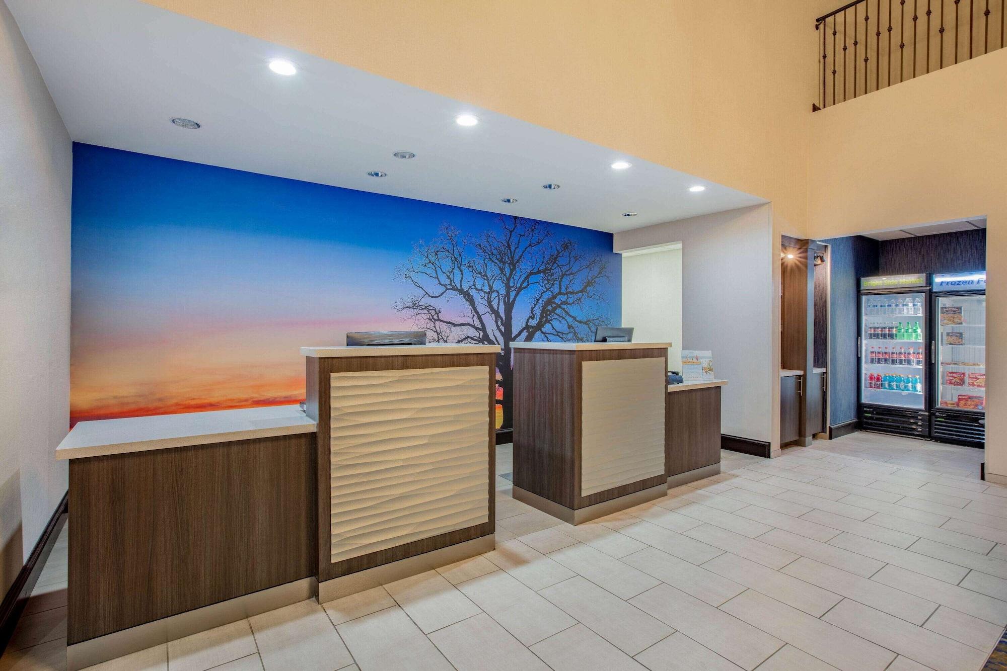 Vista Lobby La Quinta Inn & Suites by Wyndham McKinney