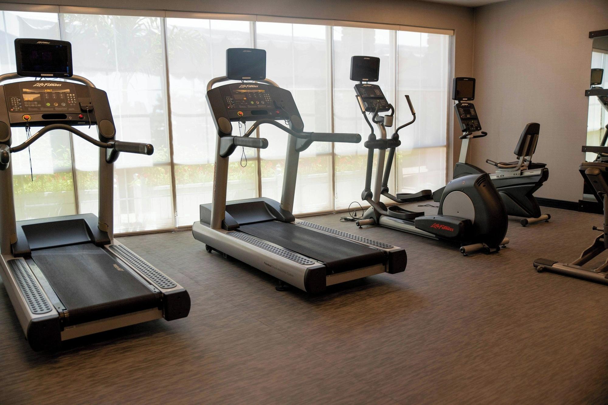 Gimnasio Courtyard Philadelphia Springfield